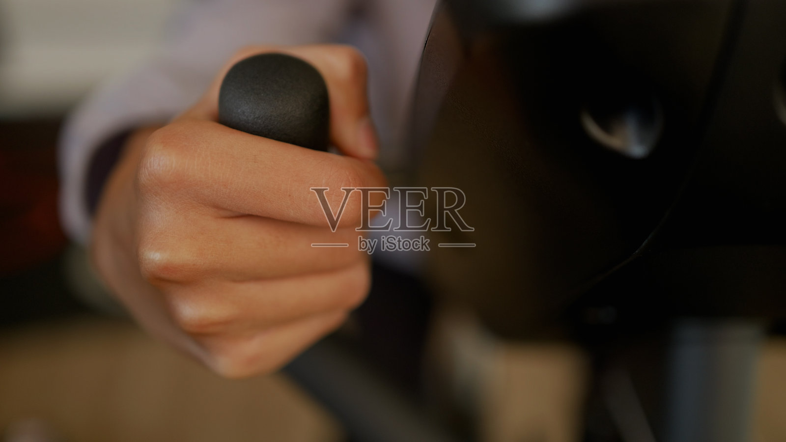 健身房骑行课程,配有平板娱乐——亚洲男性平衡健康与休闲。4K照片摄影图片