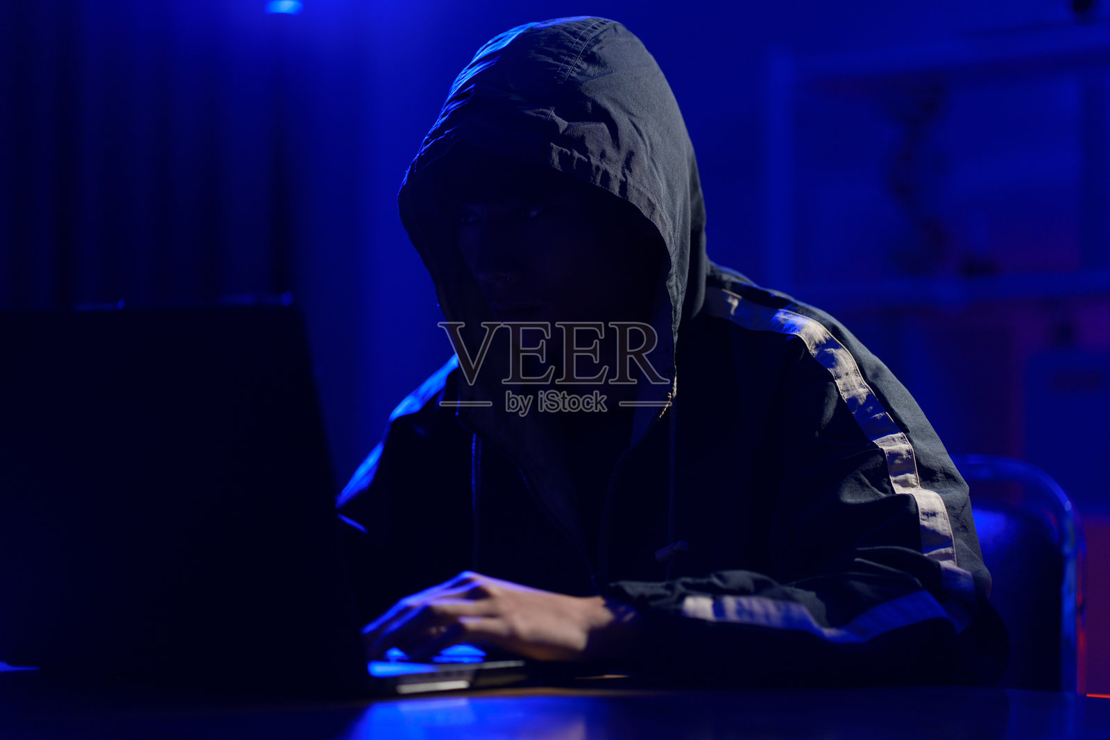 黑客发起网络攻击,针对数据系统并暴露网络安全漏洞照片摄影图片