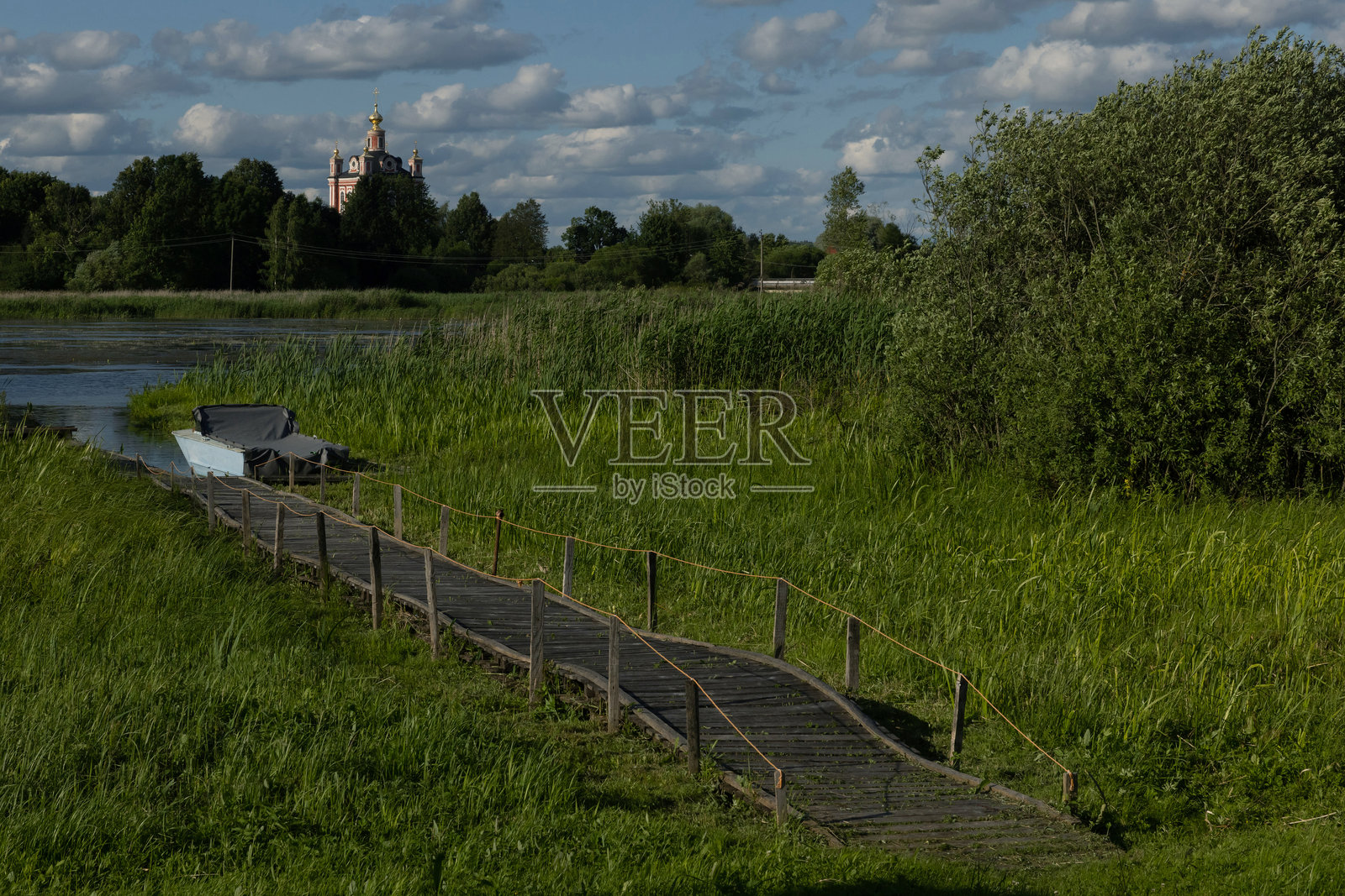 托罗佩茨。托罗帕河和科尔苏恩-博戈罗季茨基大教堂的景观。照片摄影图片