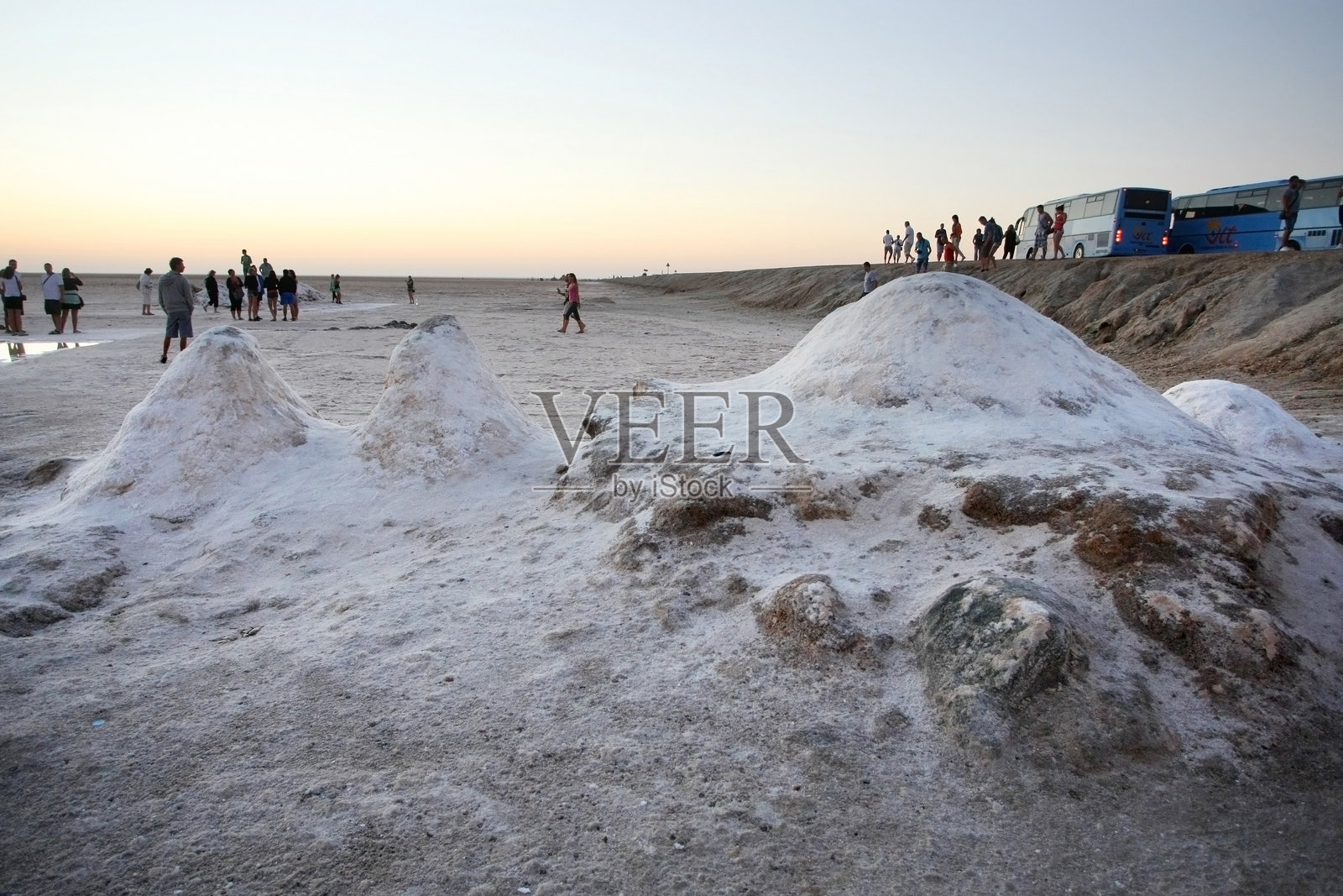 盐湖上的岩石照片摄影图片