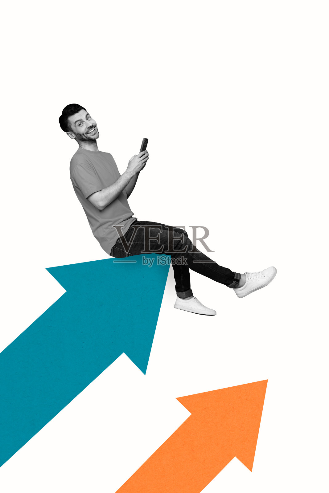 创意设计复合艺术拼贴,年轻男子坐在巨大的箭头上,手持智能手机,微笑着分析图表,目标是商业交易。照片摄影图片