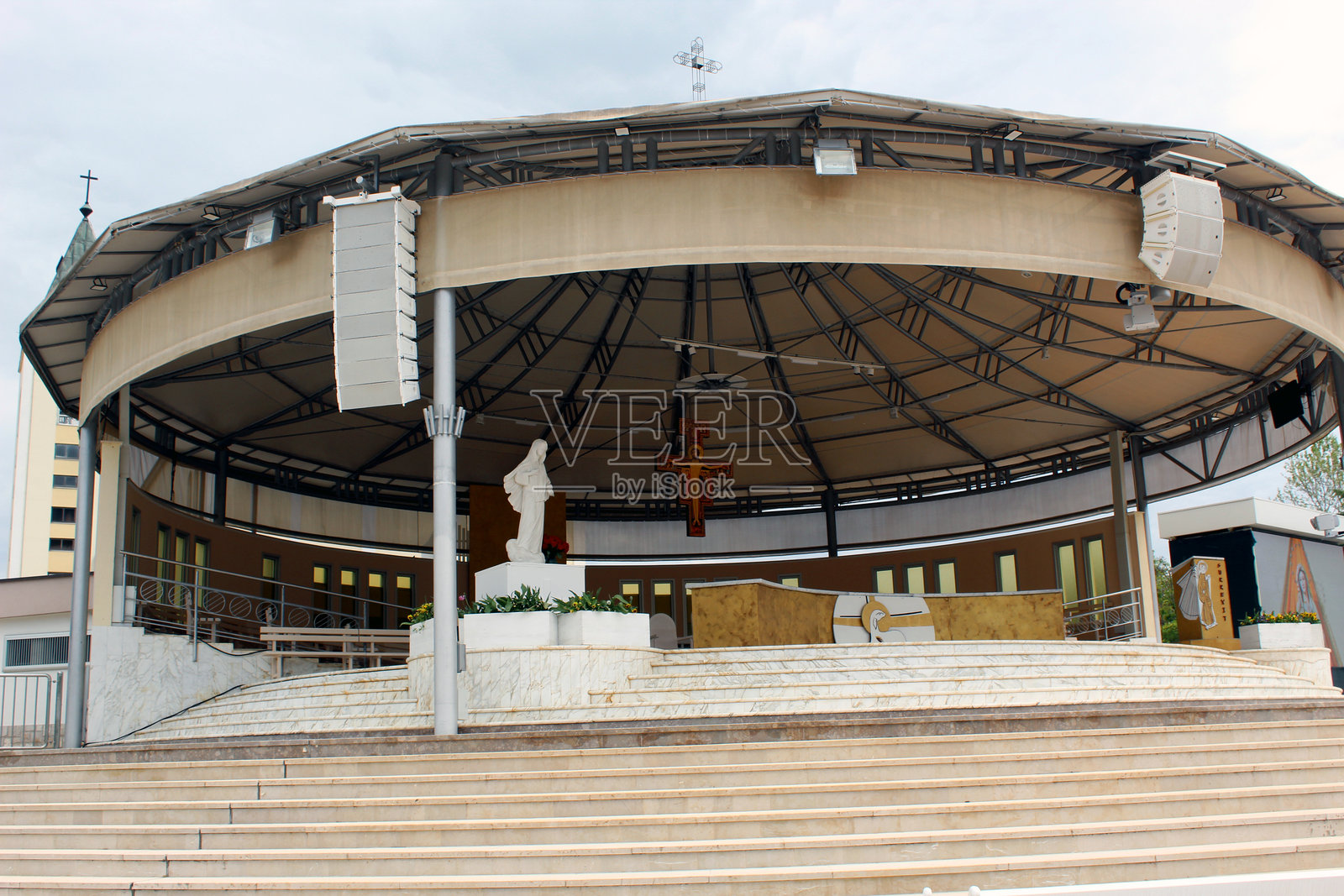 梅杜戈尔耶教堂的户外祭坛,配有雕像和十字架照片摄影图片