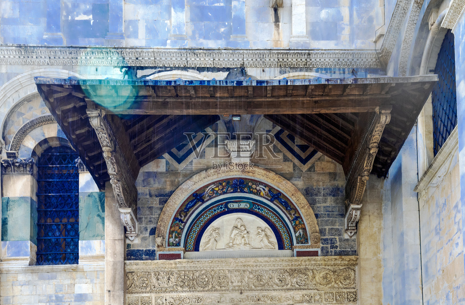 比萨的华丽马赛克和雕刻门廊照片摄影图片