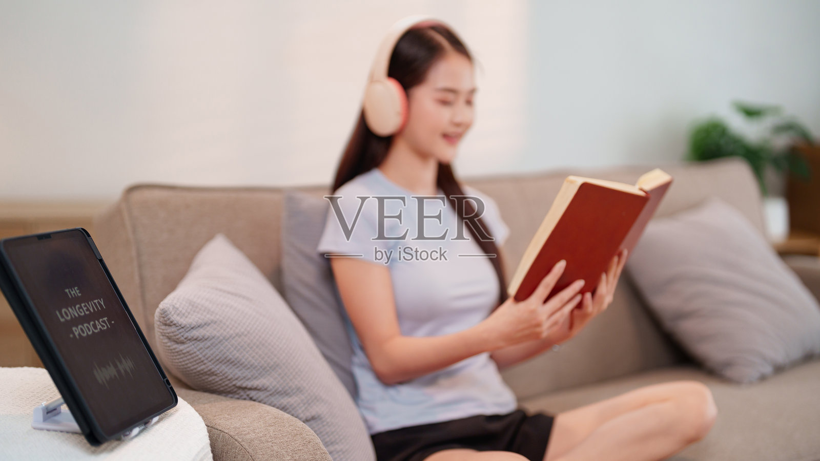 亚洲年轻女性在阅读一本提倡健康生活方式的书籍时,享受长寿播客。照片摄影图片