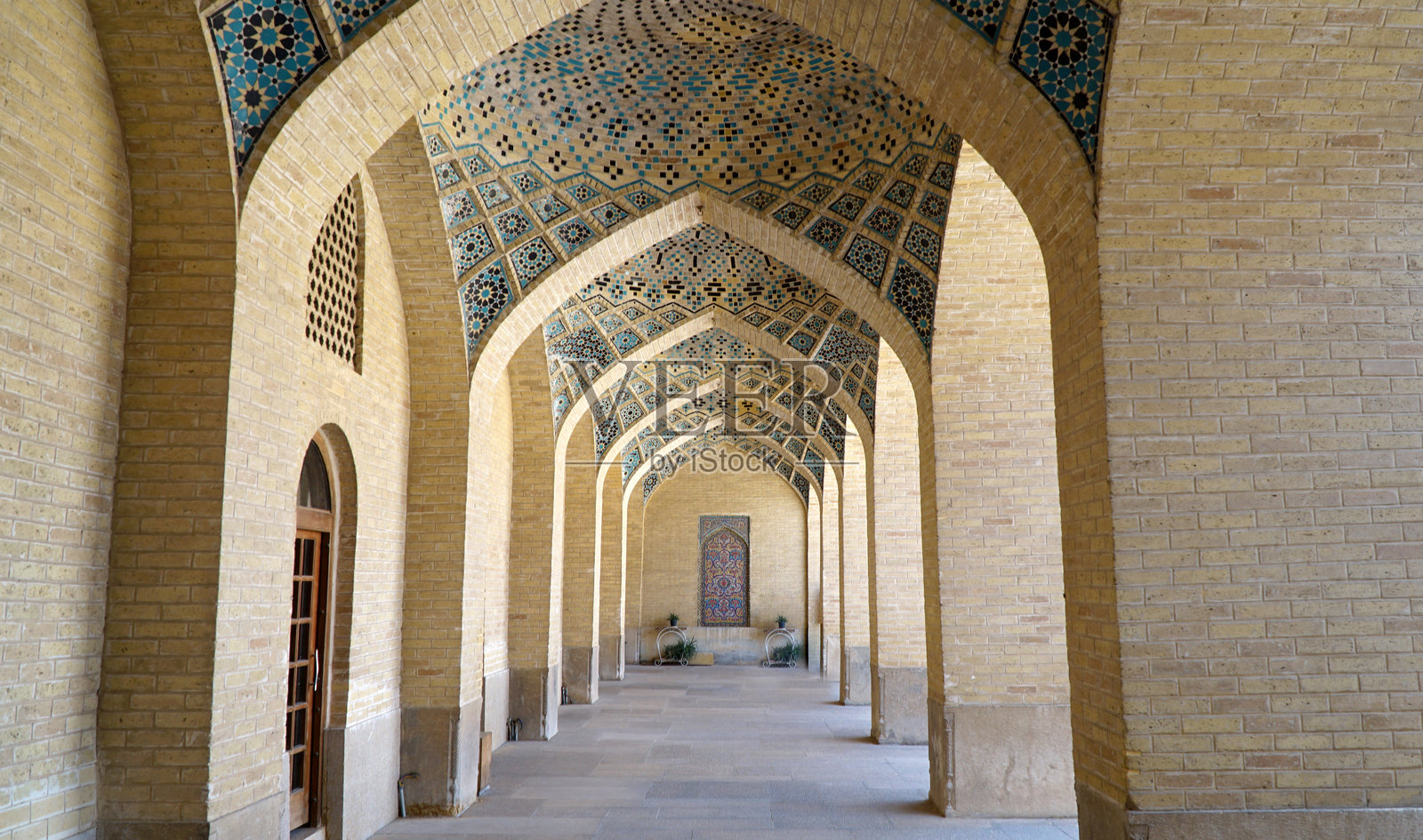 纳西尔·阿尔·穆尔克清真寺(粉红清真寺)拱廊大厅通道,伊朗设拉子照片摄影图片