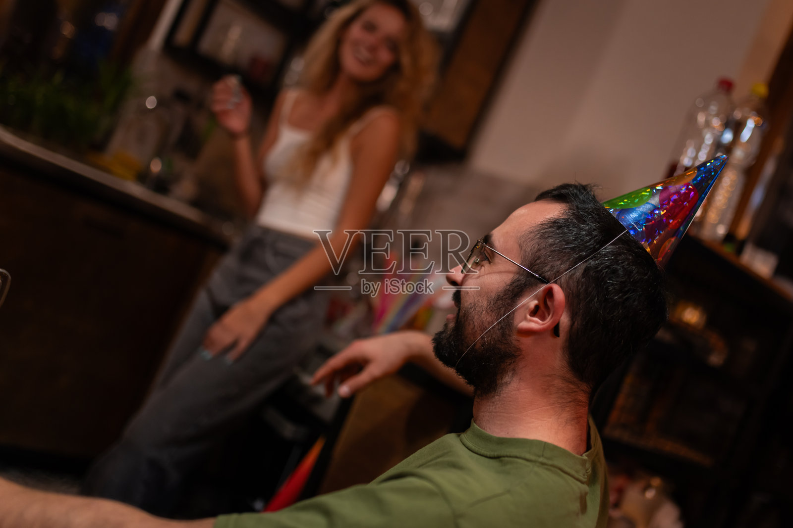 朋友们在轻松的氛围中庆祝家庭聚会照片摄影图片