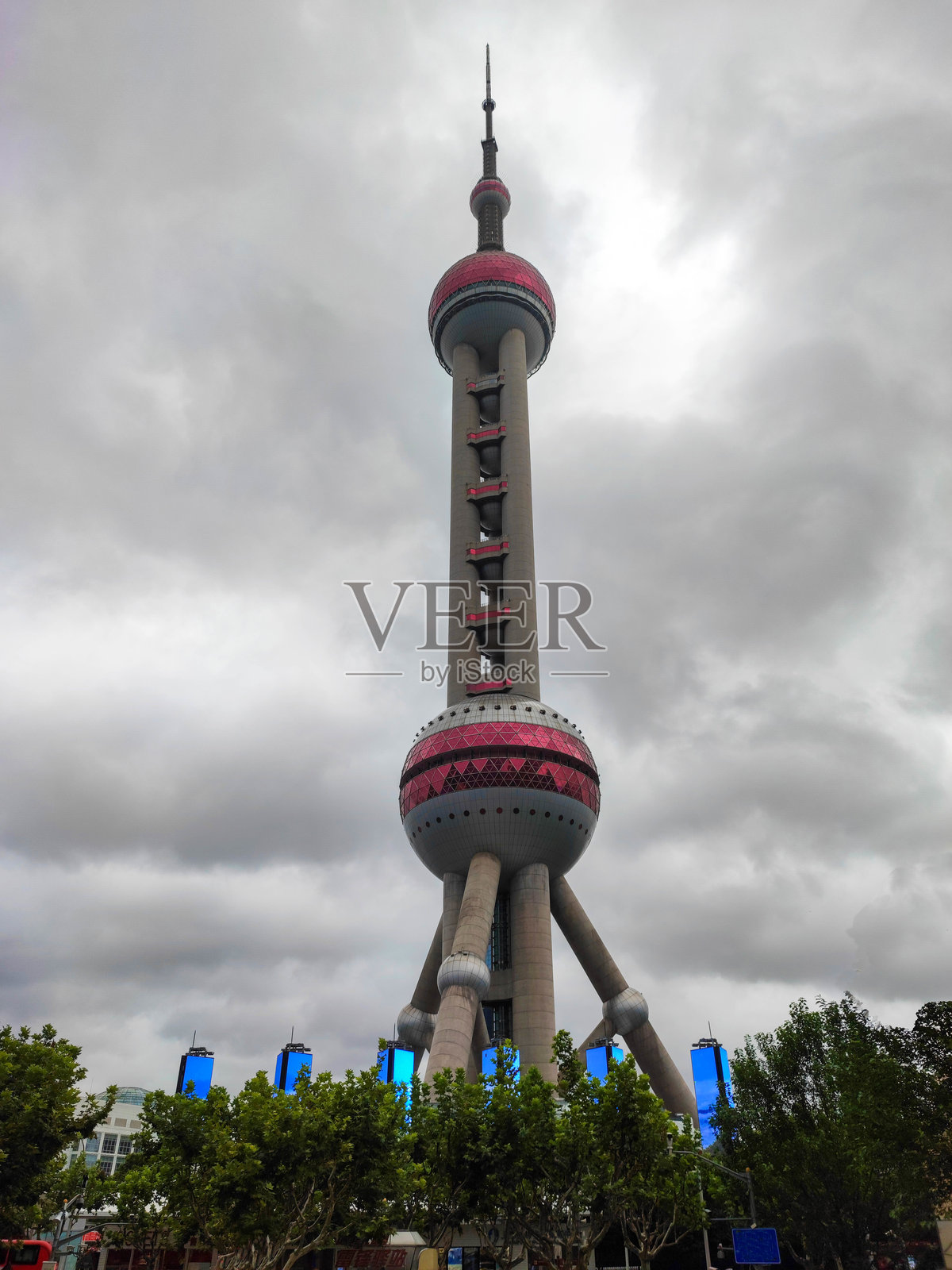 东方明珠塔,地标性建筑。照片摄影图片