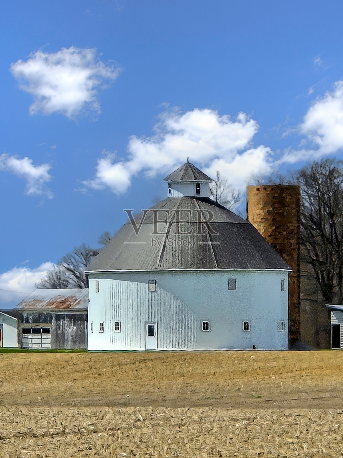 农场上的白色圆形谷仓照片摄影图片