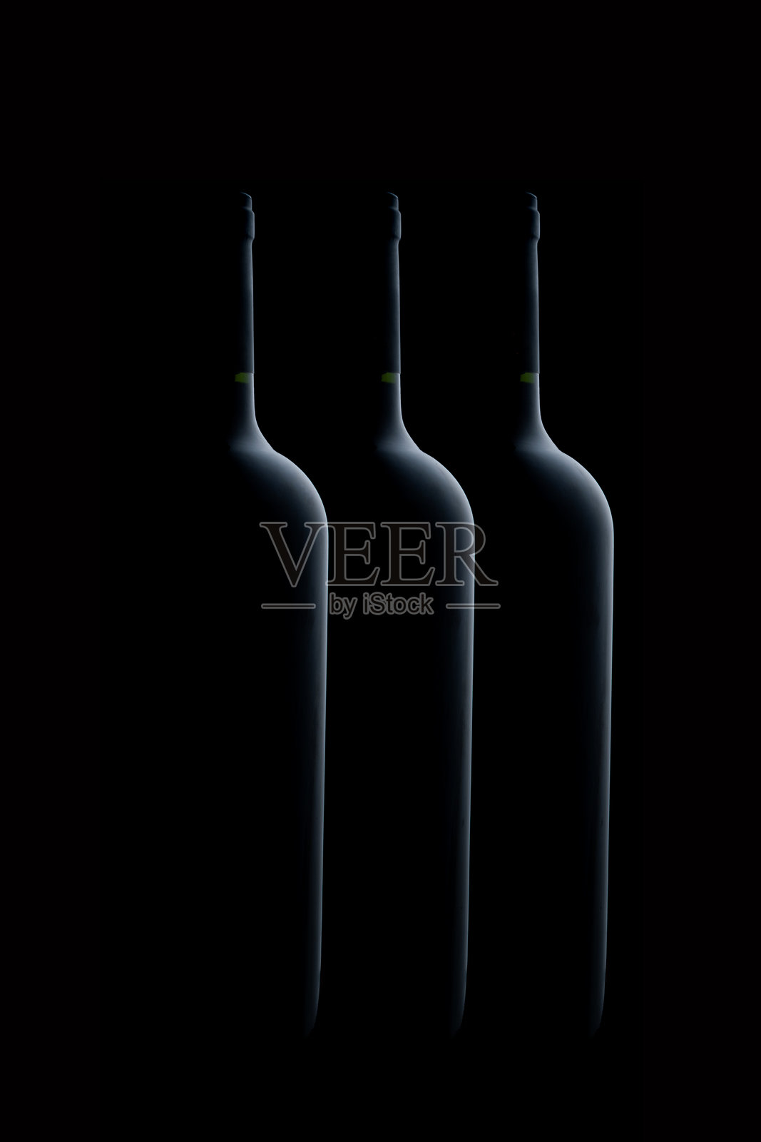 黑色背景下的酒瓶剪影,配以微弱灯光 - 优雅的概念静物照片摄影图片