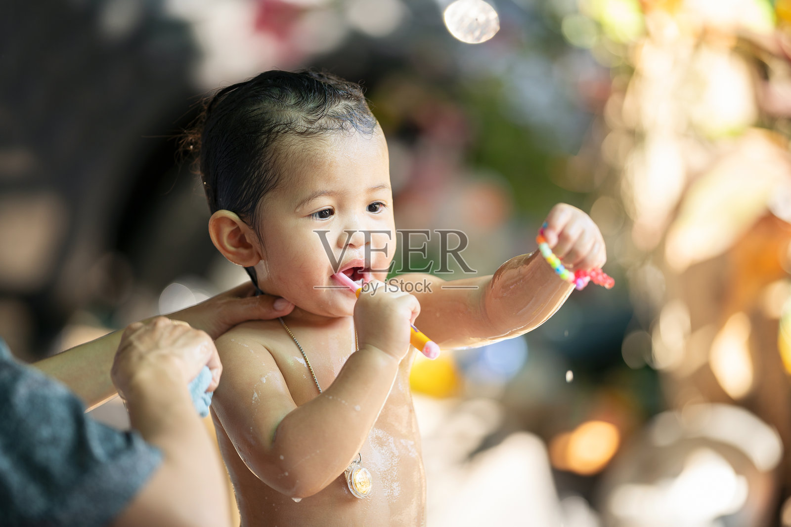 口腔卫生。亚洲可爱的女孩或小孩用牙刷刷牙。医疗保健照片摄影图片