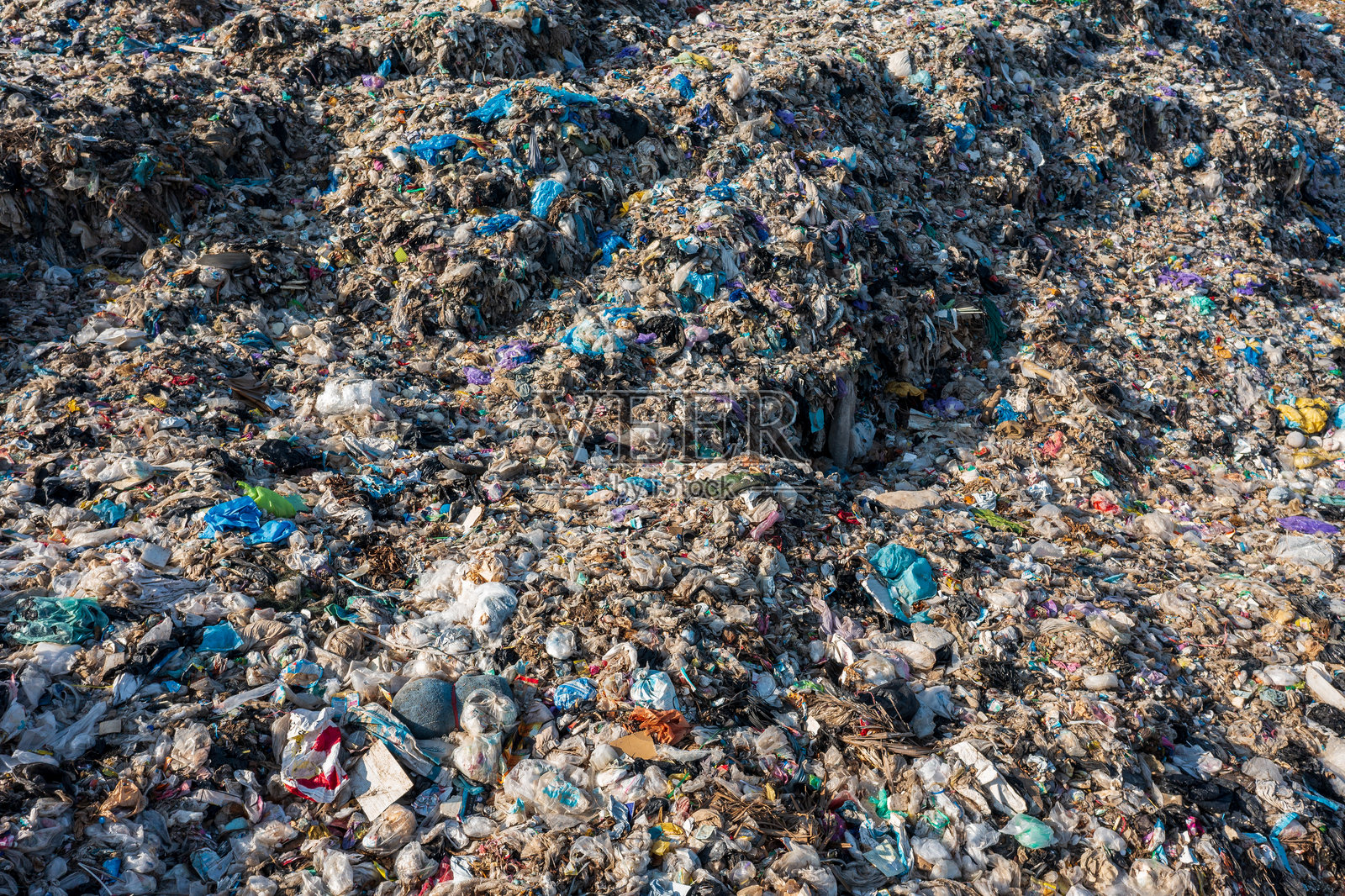 巨大的废物规模:垃圾填埋场污染地平线。照片摄影图片