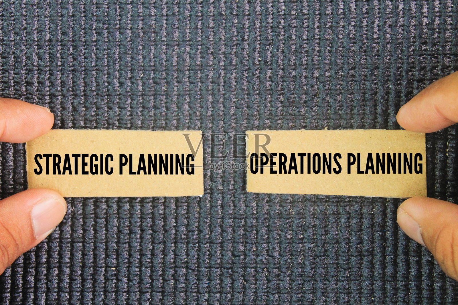 战略规划和运营规划是两种主要的规划类型,它们是指导组织方向和日常运营的不同但相互关联的过程。照片摄影图片