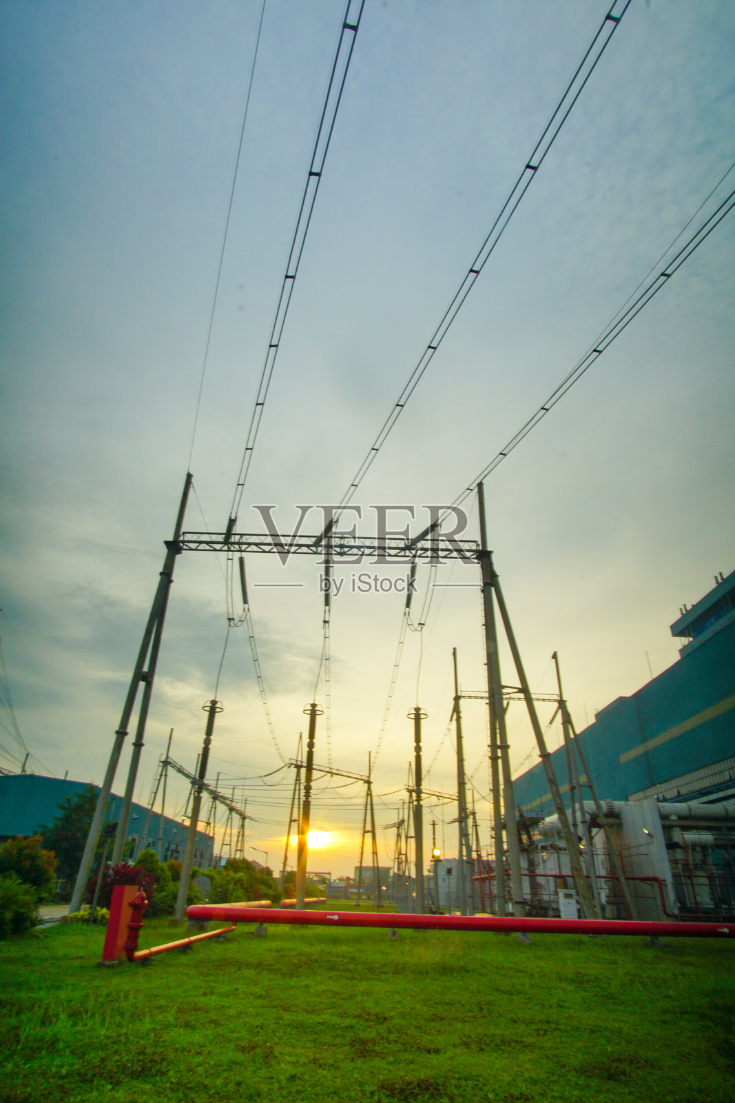 电力站与壮观日落及输电塔的风景视图照片摄影图片