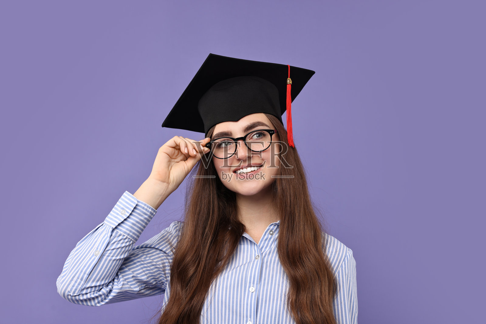 毕业后在紫色背景下开心的学生照片摄影图片