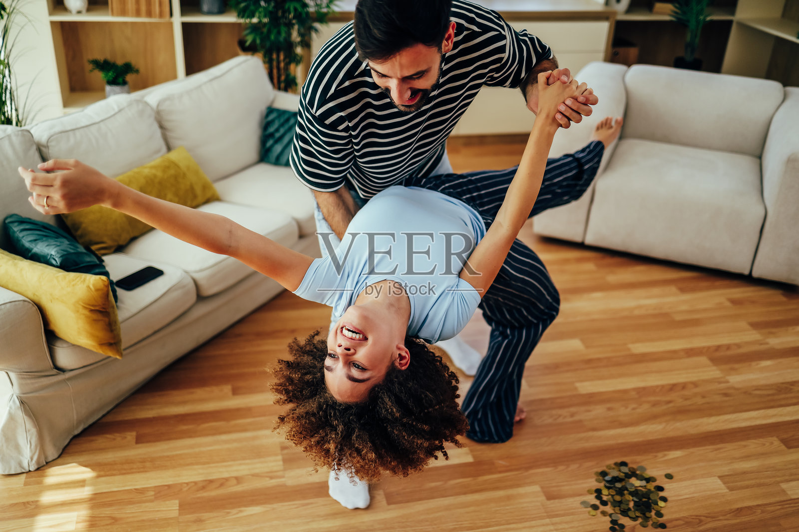 快乐的情侣在客厅里欢快地跳舞照片摄影图片