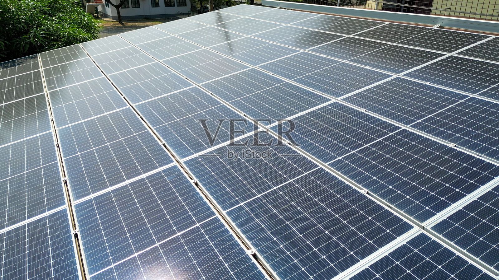 屋顶上的太阳能电池板鸟瞰图。照片摄影图片