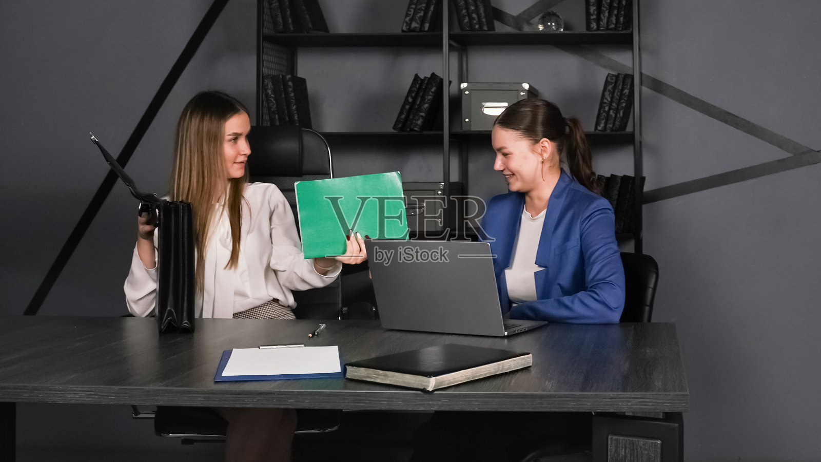 两位商务专业人士在现代办公室环境中进行会议合作照片摄影图片