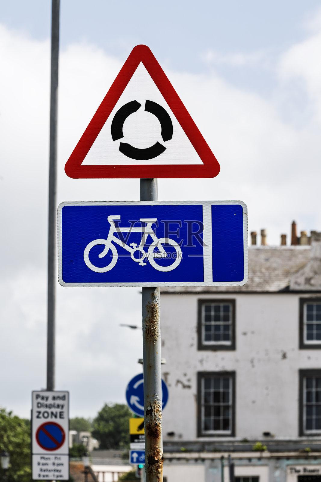 英国迷你环形交叉口和自行车道的交通标志照片摄影图片