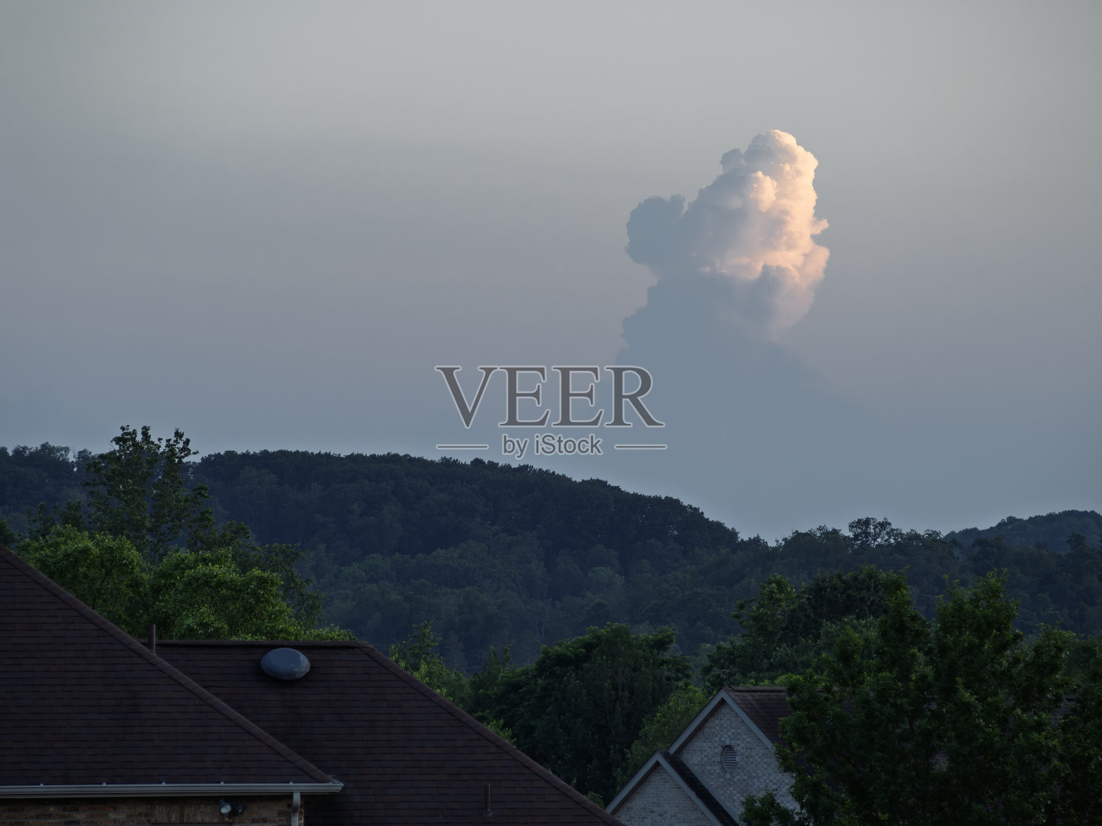 宾夕法尼亚州匹兹堡郊区上方的戏剧性云层形成照片摄影图片