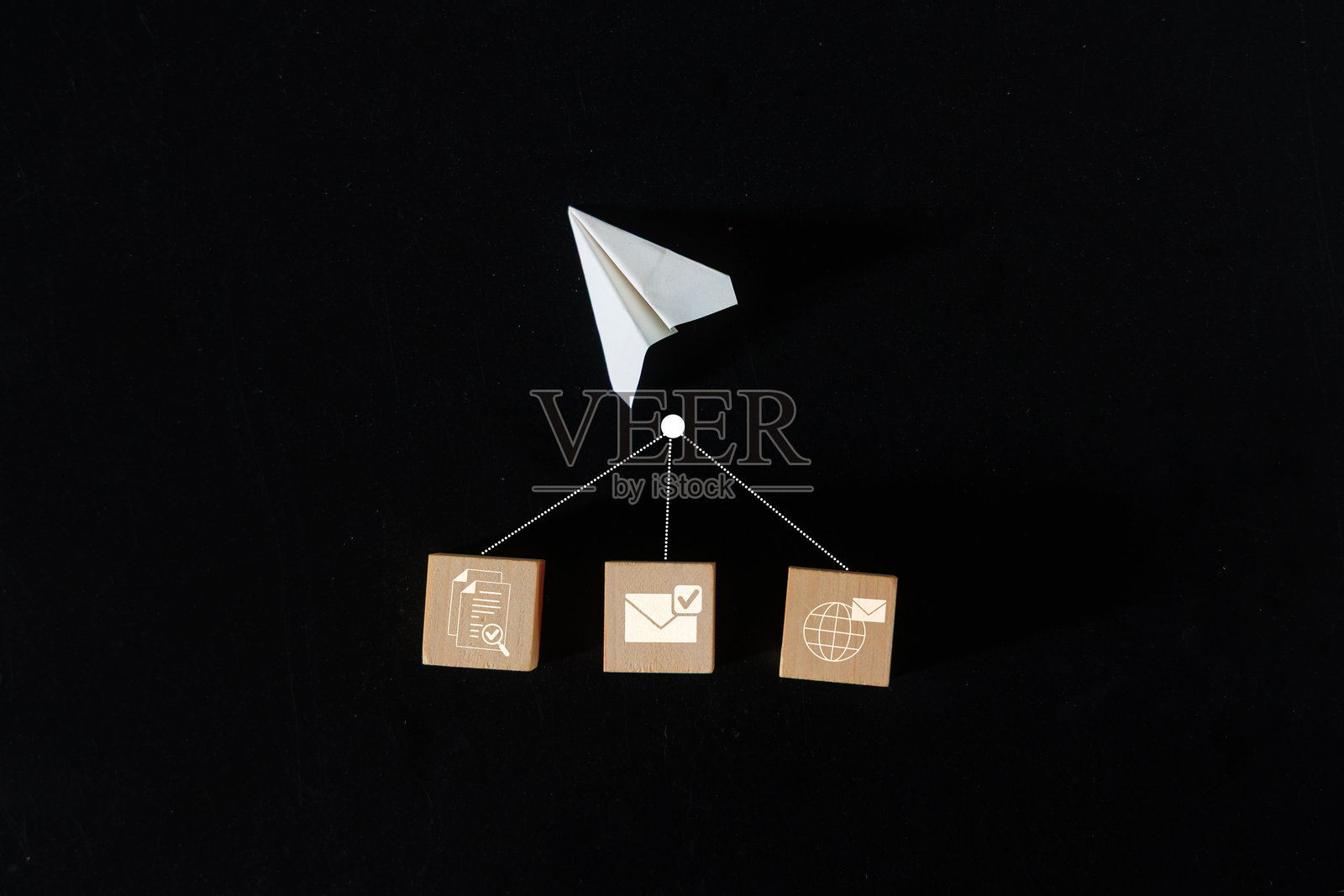 纸飞机在通信和文档图标上方照片摄影图片