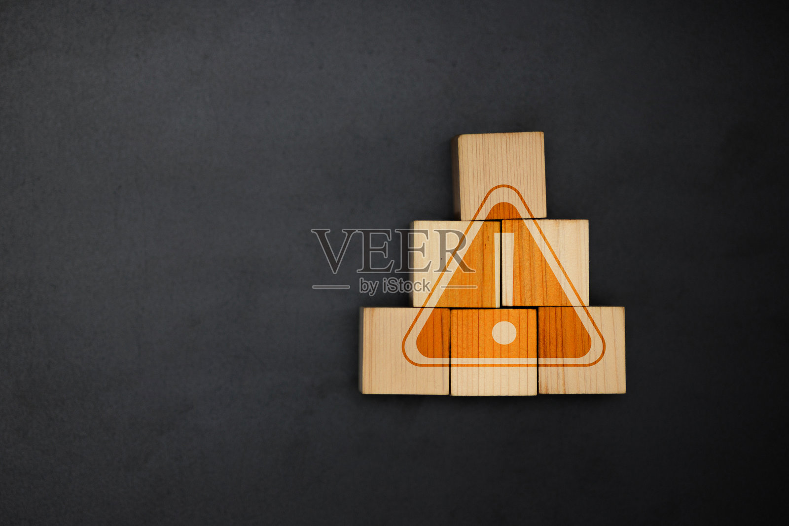 木块上的警告标志,警示符号,风险概念照片摄影图片