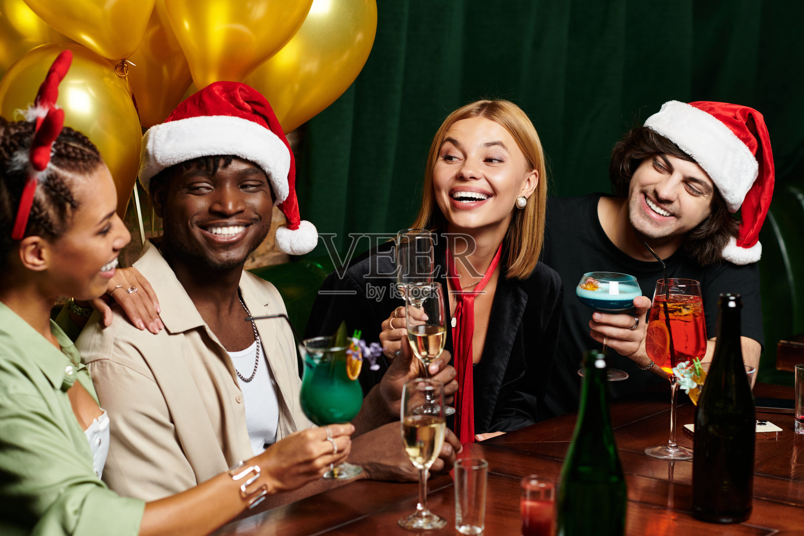 年轻同事们在充满欢乐的节日公司聚会上庆祝团队合作和友谊照片摄影图片