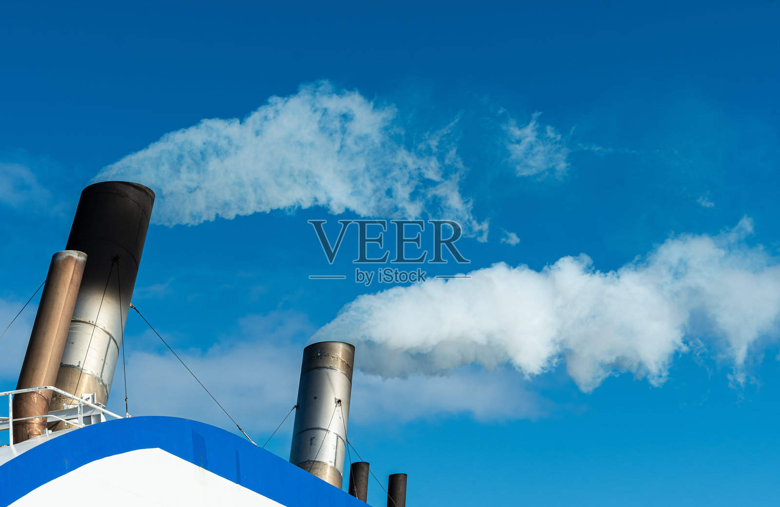 两艘渡轮的烟囱排放柴油烟雾和烟雾照片摄影图片