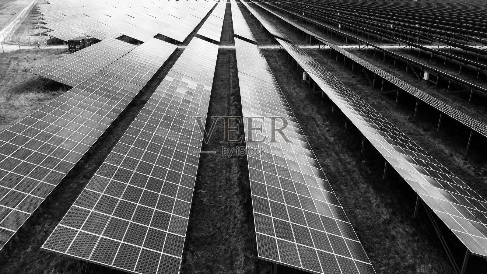 威尔士康纳奎的大型太阳能农场鸟瞰图,黑白色,排列整齐的光伏面板。照片摄影图片