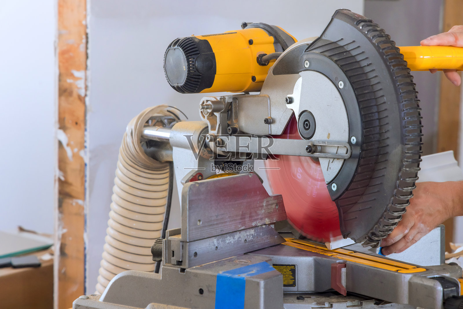 家用工作坊中木工项目进行时的圆锯操作照片摄影图片