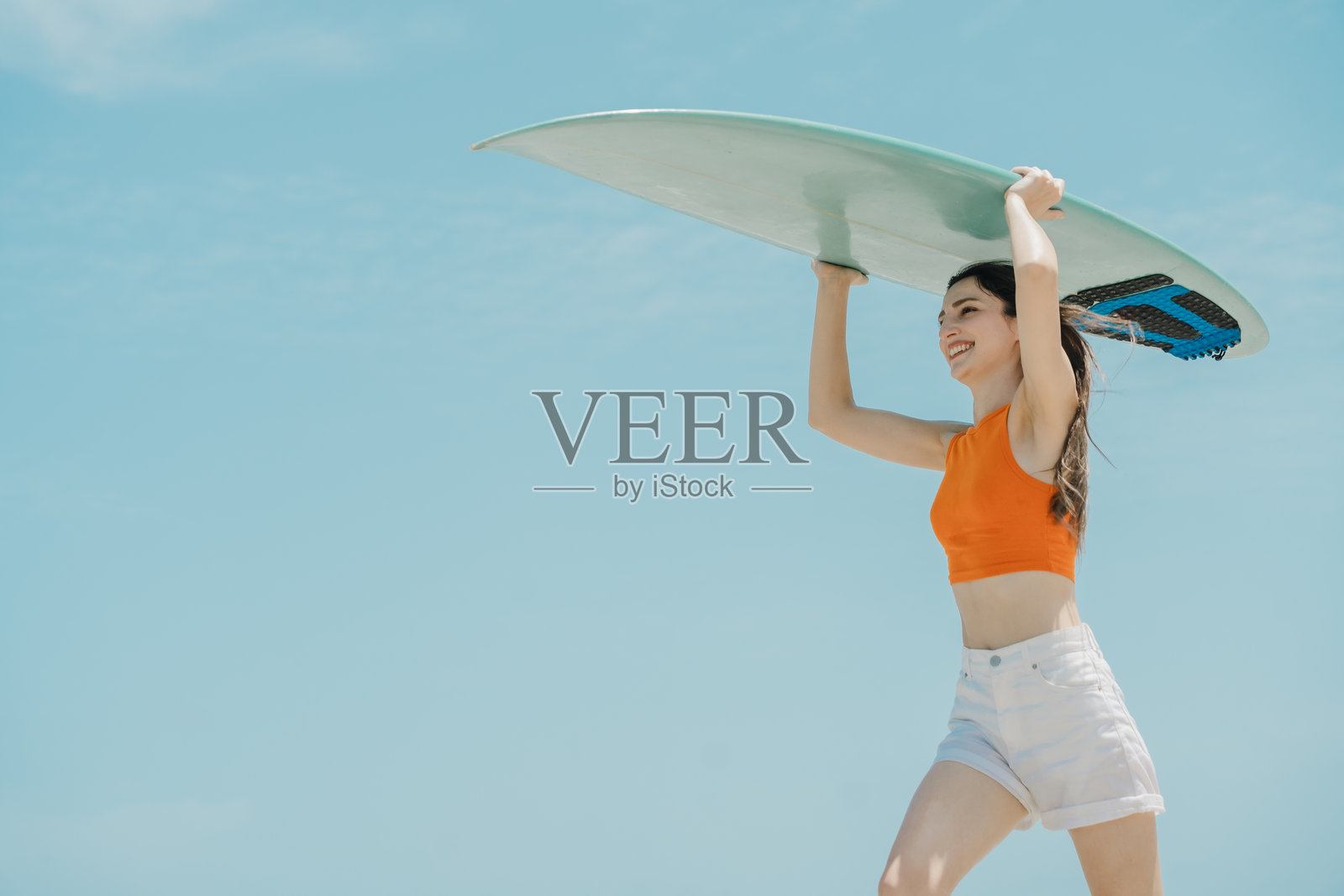 美丽性感的女人在海滩上,背景是大海。照片摄影图片