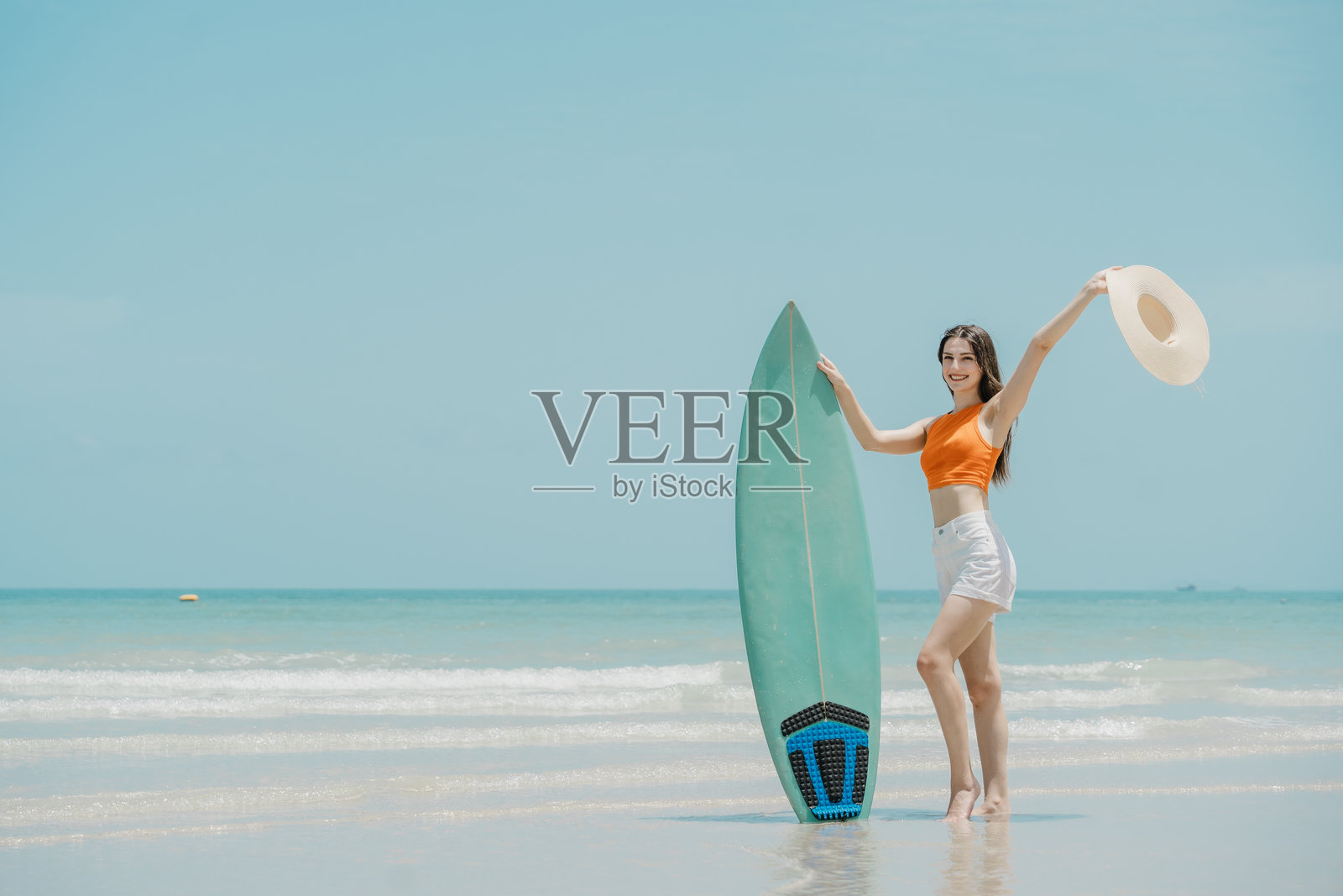 美丽性感的女人在海滩上,背景是大海。照片摄影图片