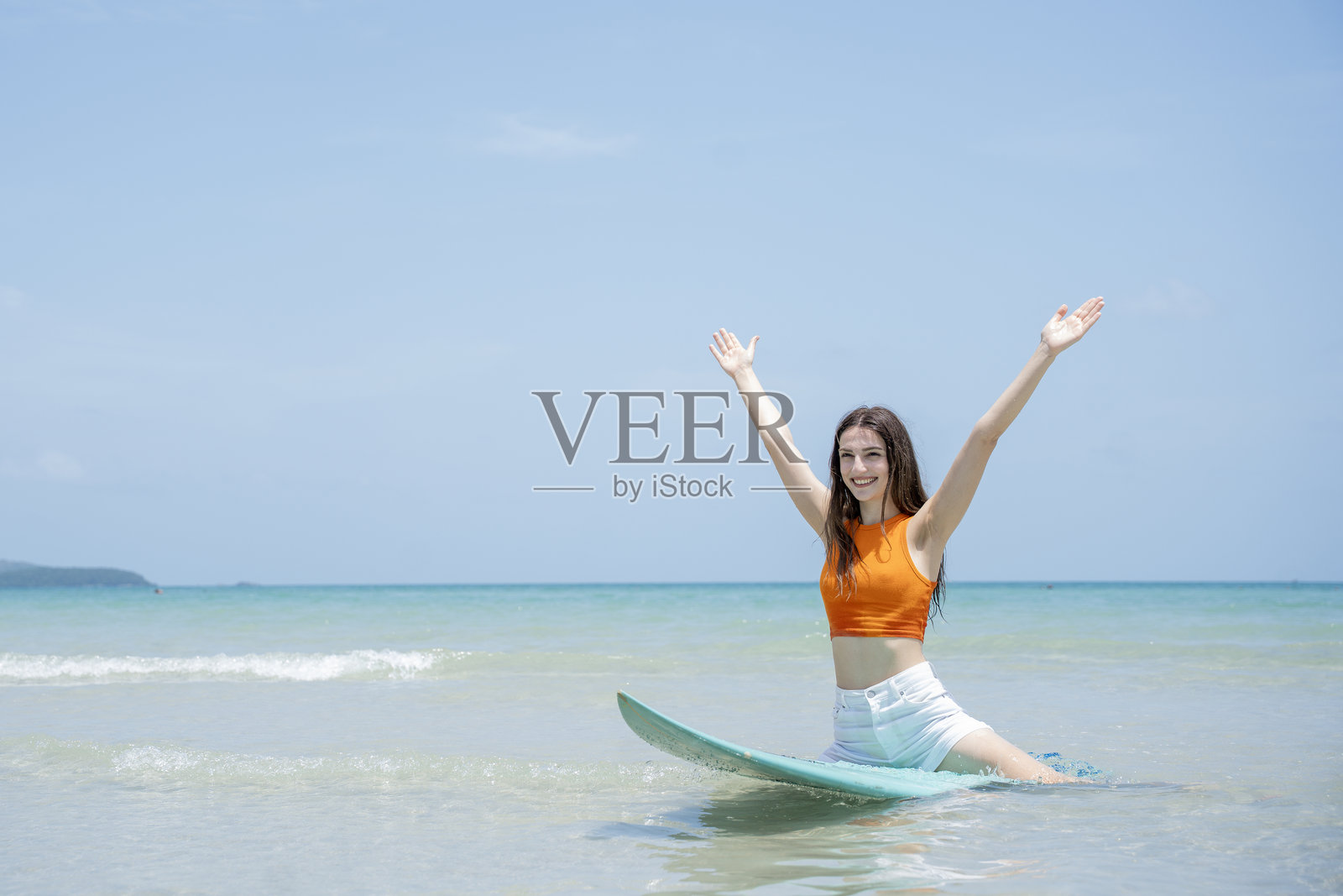 美丽性感的女人在海滩上,背景是大海。照片摄影图片