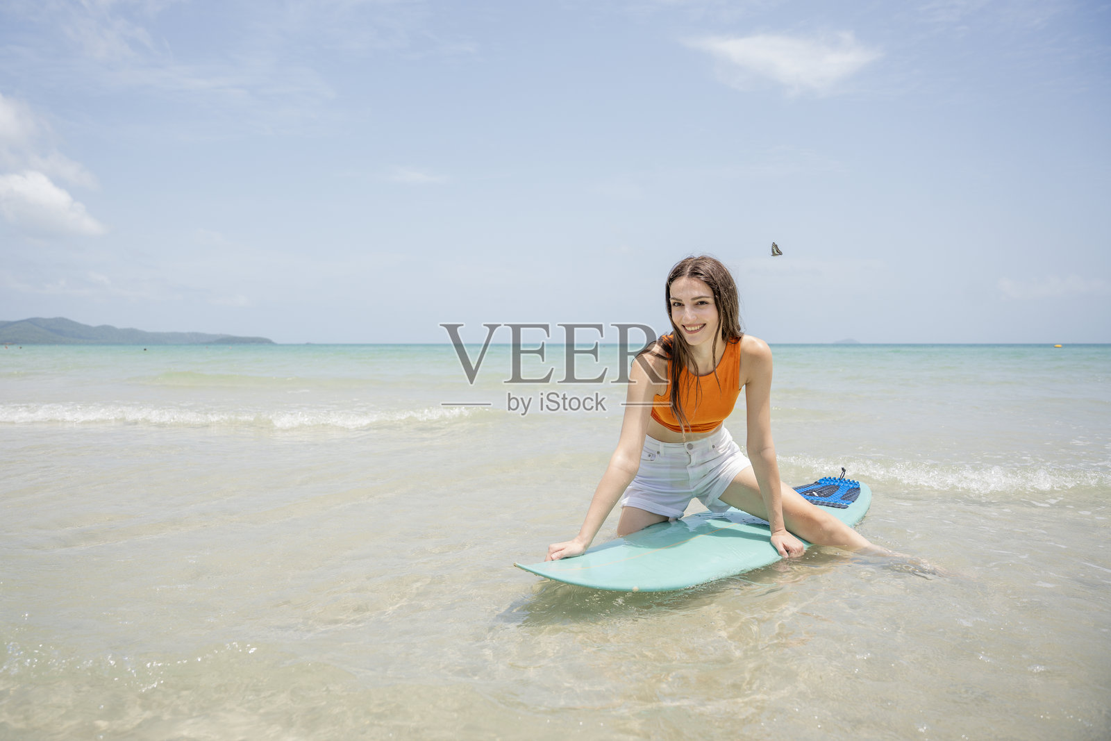 美丽性感的女人在海滩上,背景是大海。照片摄影图片