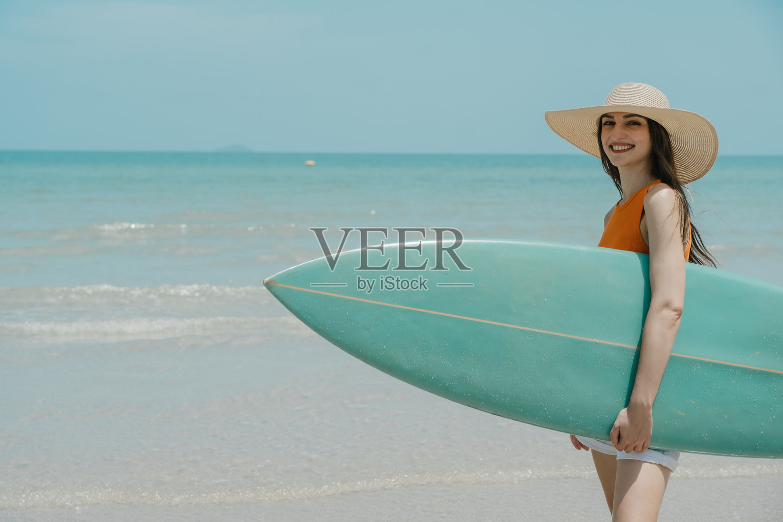 美丽性感的女人在海滩上,背景是大海。照片摄影图片