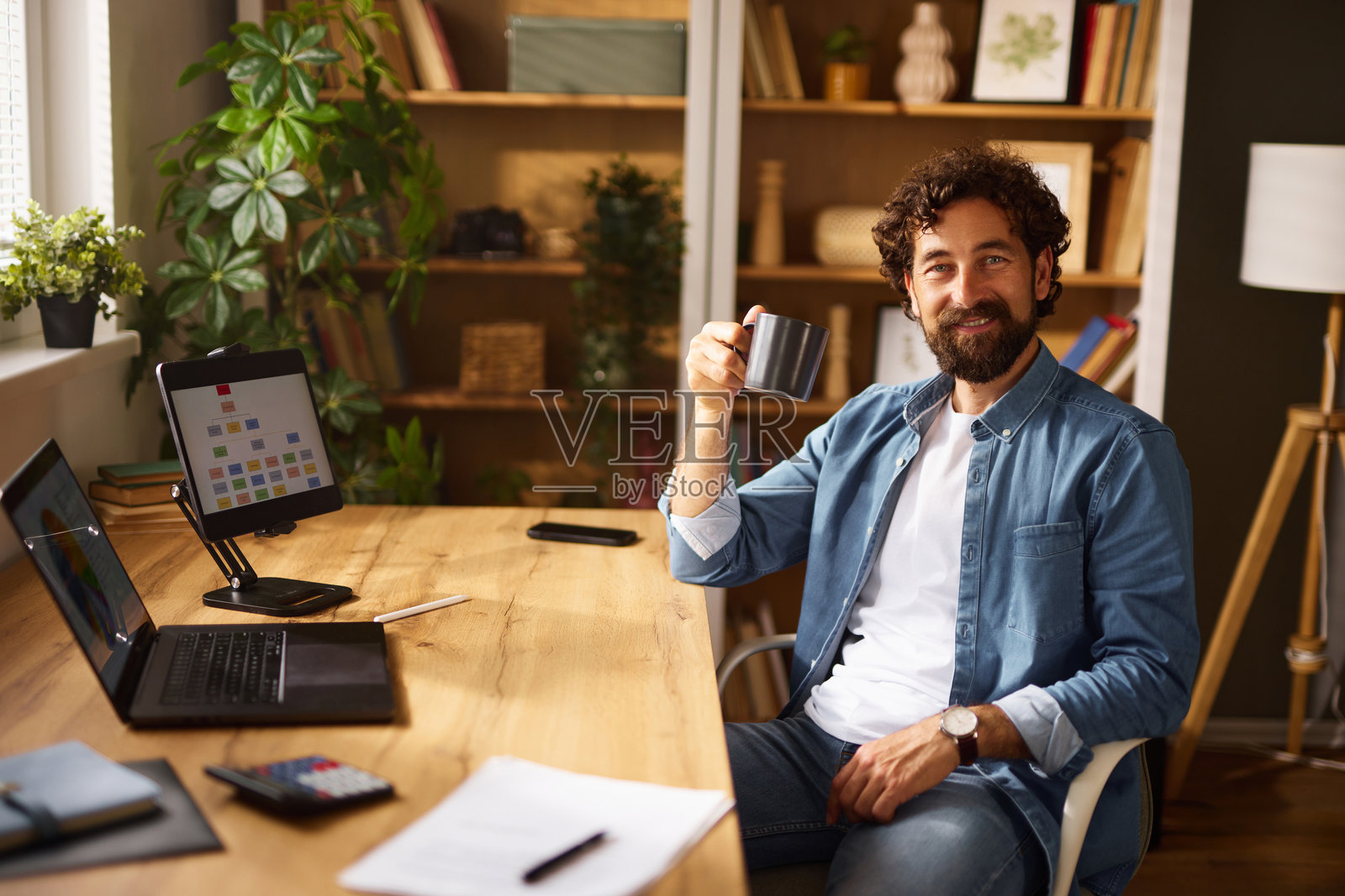 在家工作的自由职业者喝着咖啡照片摄影图片