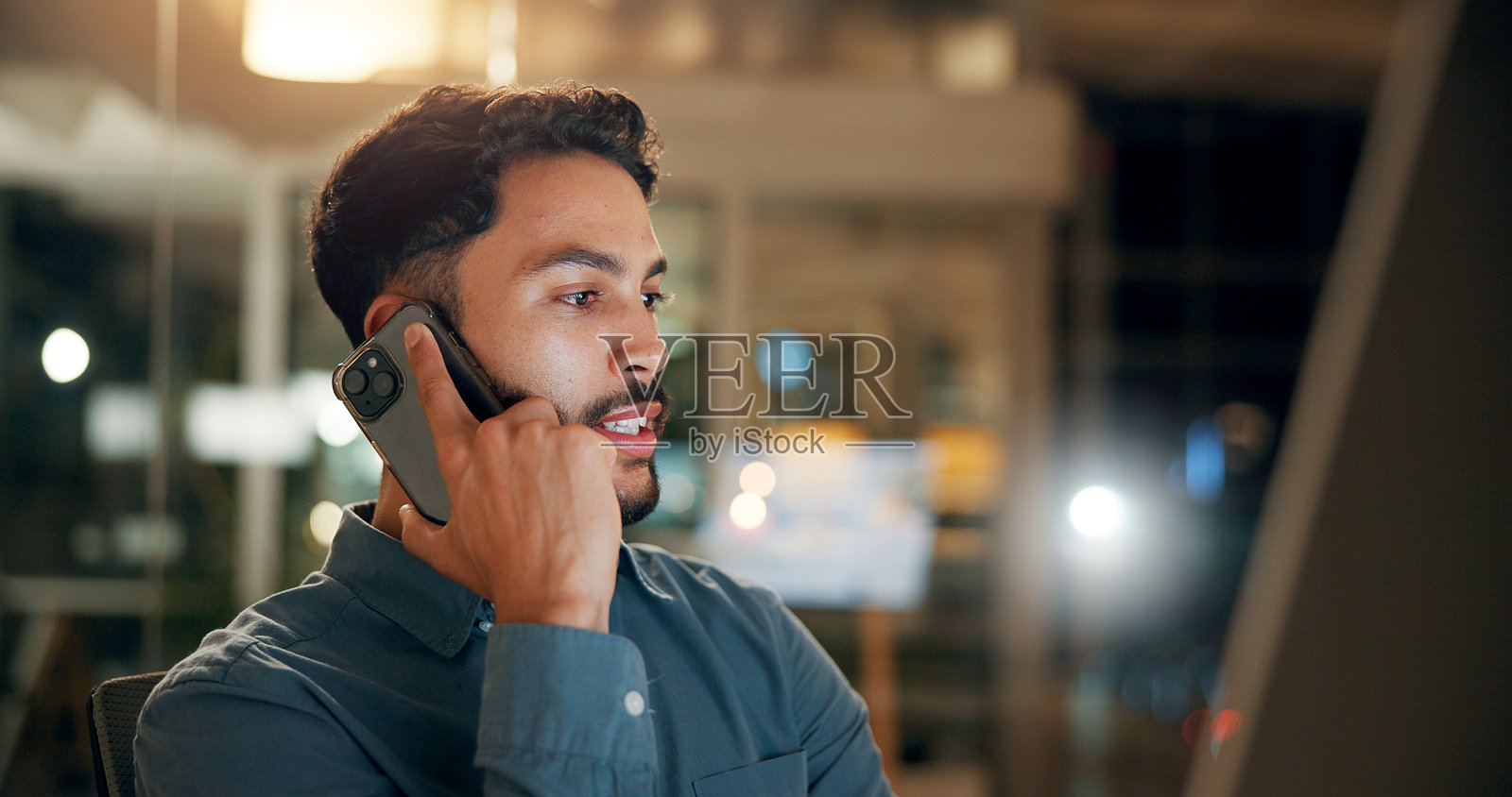 夜间办公室里的商务人士进行投资谈判,电话联系,涉及财务或利润。专业男交易员在手机上与客户讨论收入增长反馈。照片摄影图片