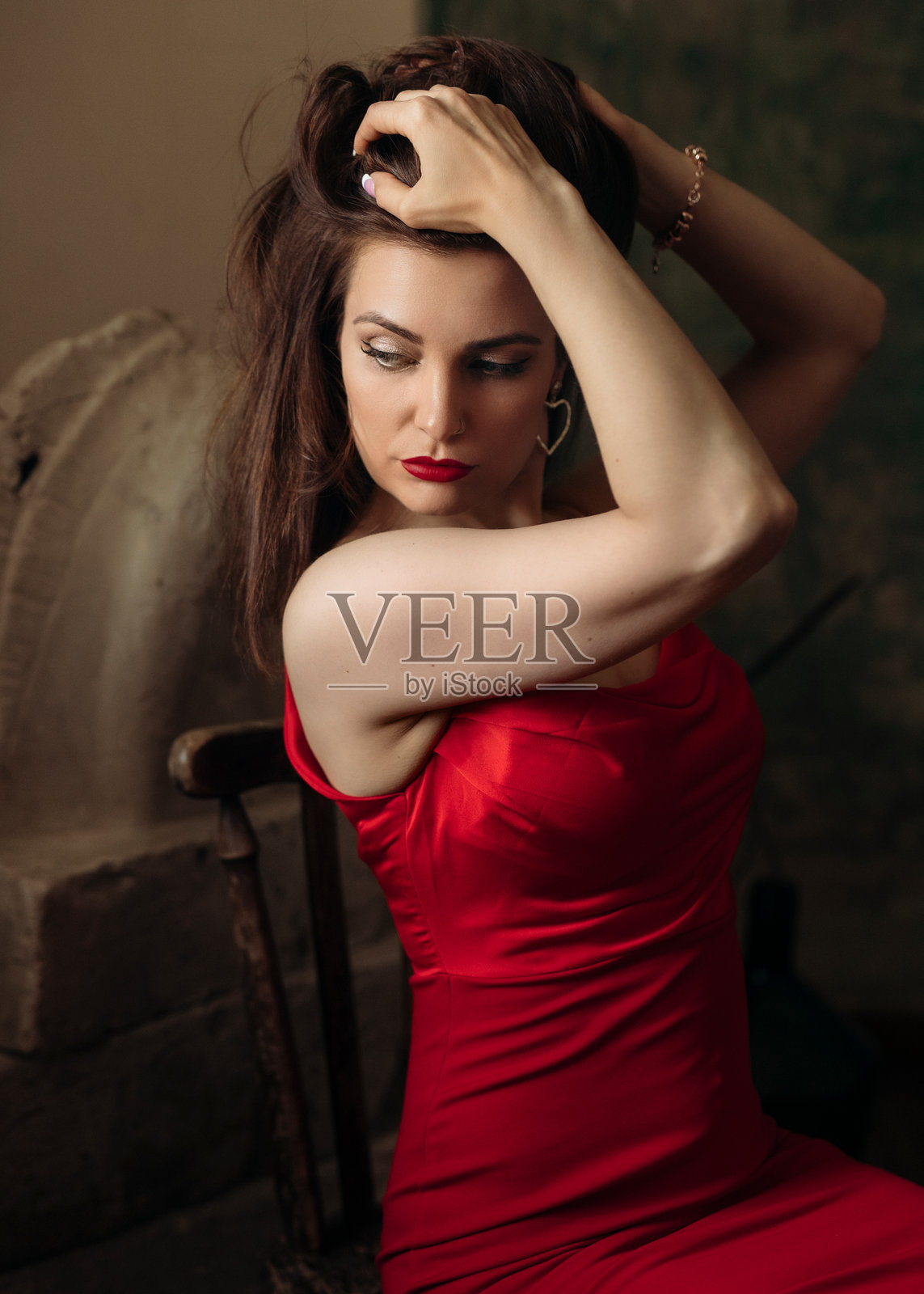 一幅优雅的肖像,展现了一位美丽、微笑的女性,身穿时尚而别致的服装照片摄影图片