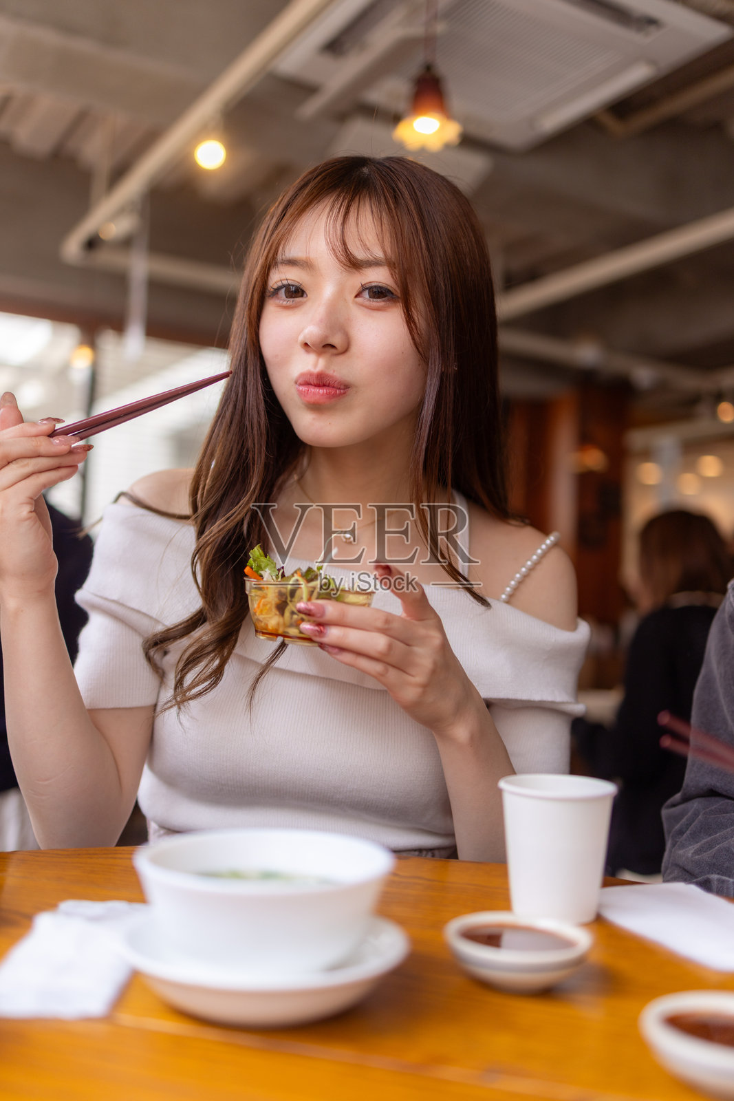 年轻女性在泰国餐厅用午餐照片摄影图片