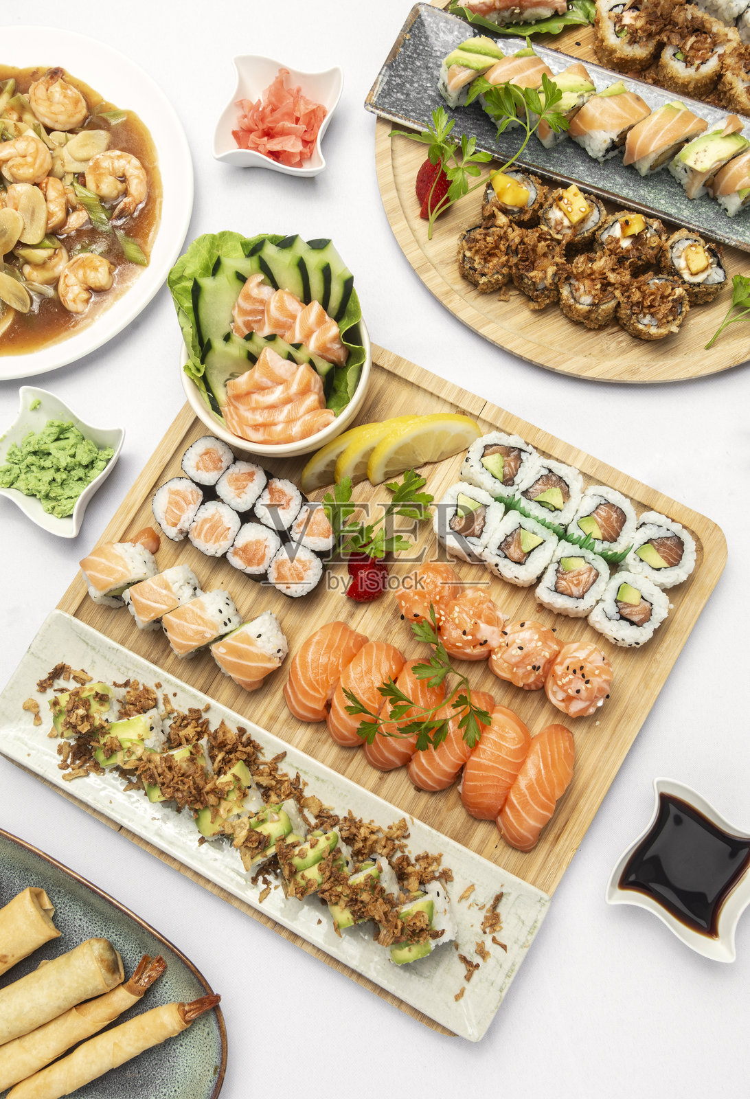 日本餐厅的寿司拼盘盛宴照片摄影图片