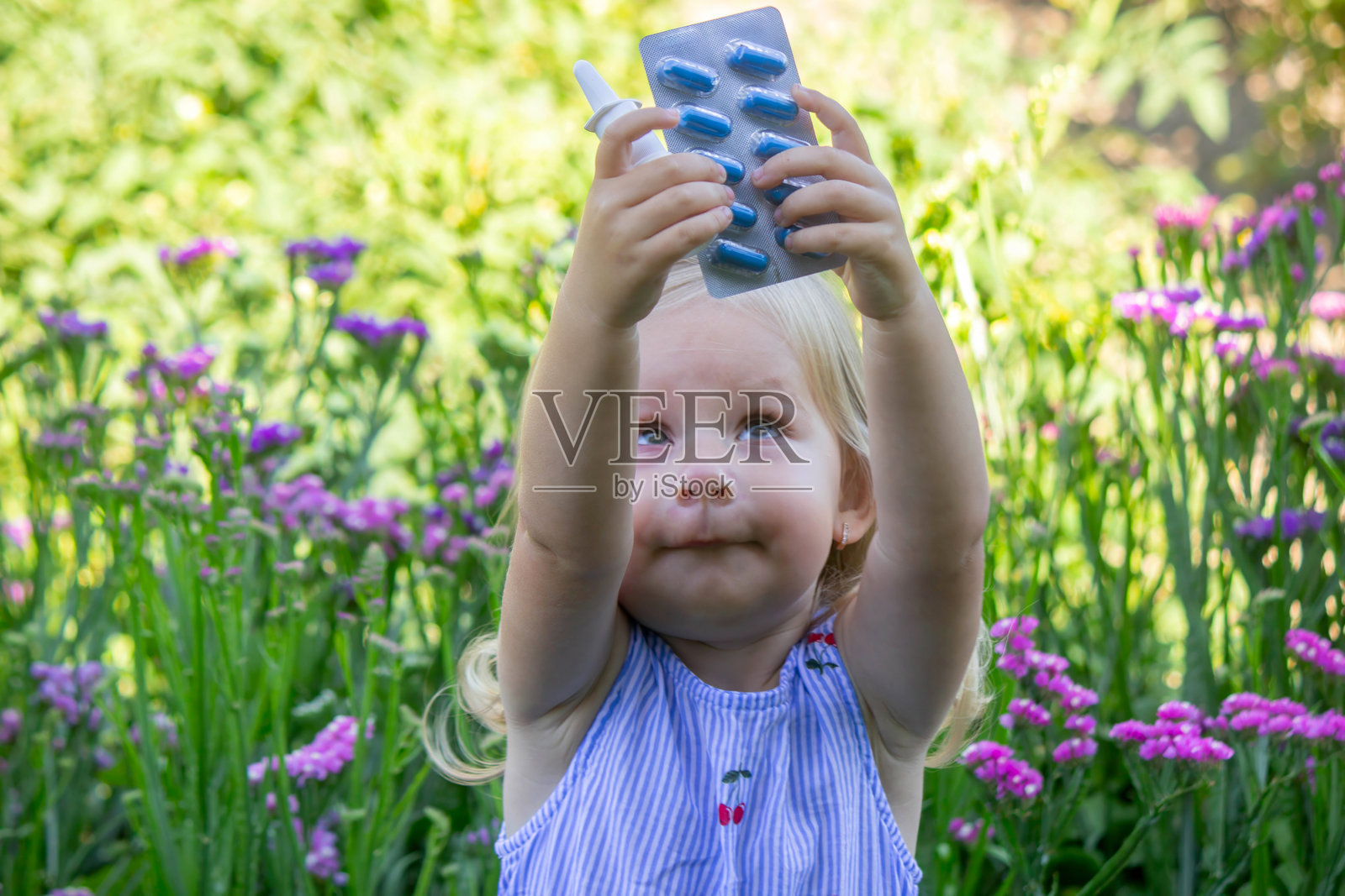 女孩有过敏症。过敏喷雾和药丸。鼻涕。照片摄影图片