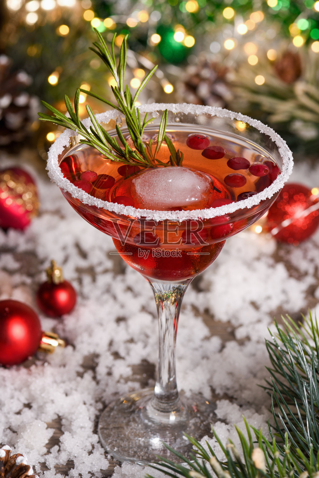 冬季曼哈顿鸡尾酒配蔓越莓照片摄影图片