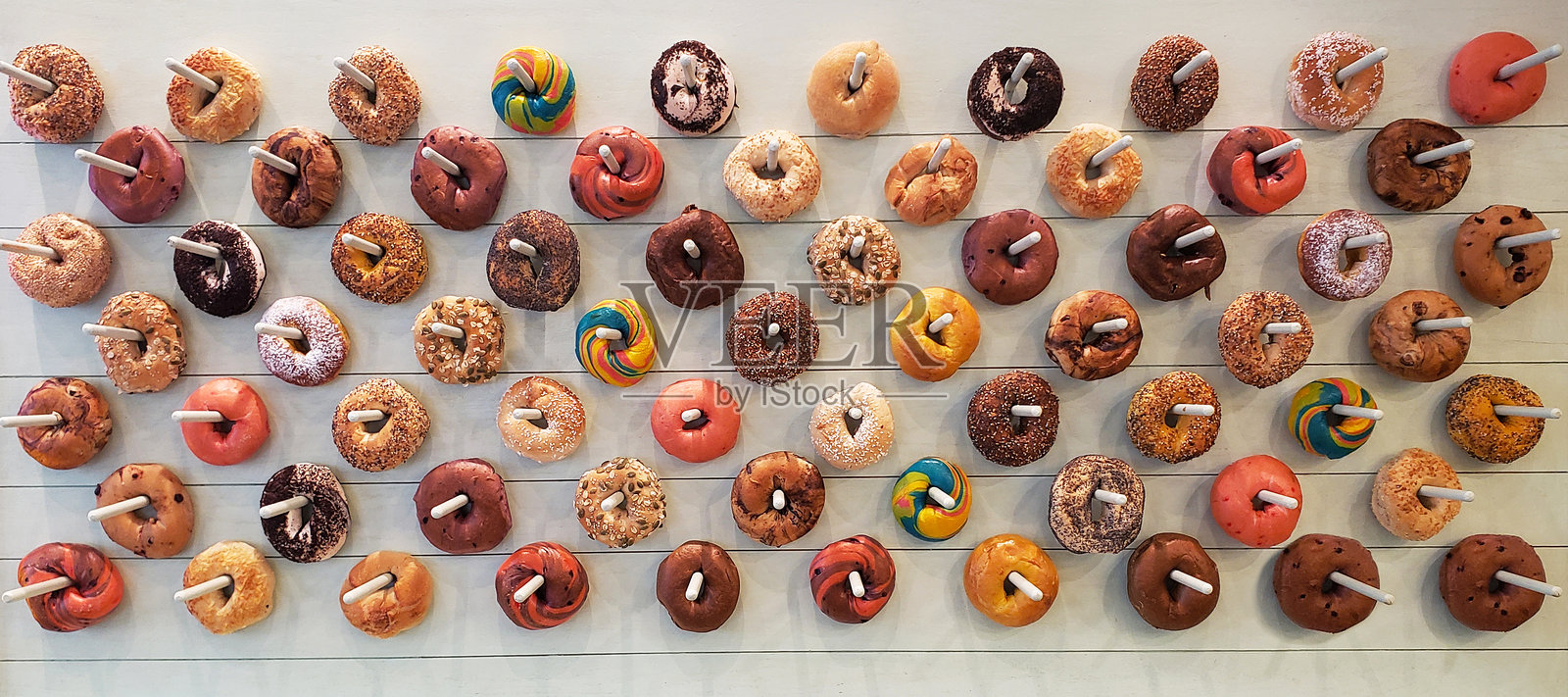 各种贝果挂在木板上照片摄影图片