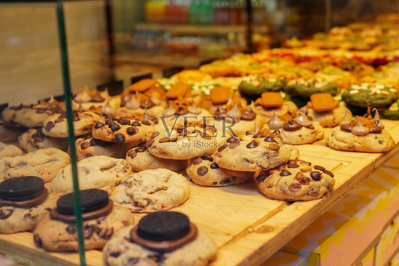 展柜中展示着多种口味的块状饼干照片摄影图片