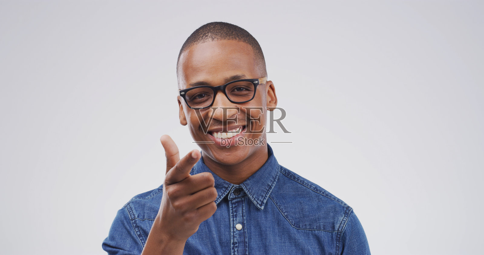 指着,您和一位黑人的肖像在工作室中,旨在鼓励、选择和决策的赢家。眼镜、样板空间以及带手指、手势和微笑的人在白色背景上进行选择。照片摄影图片
