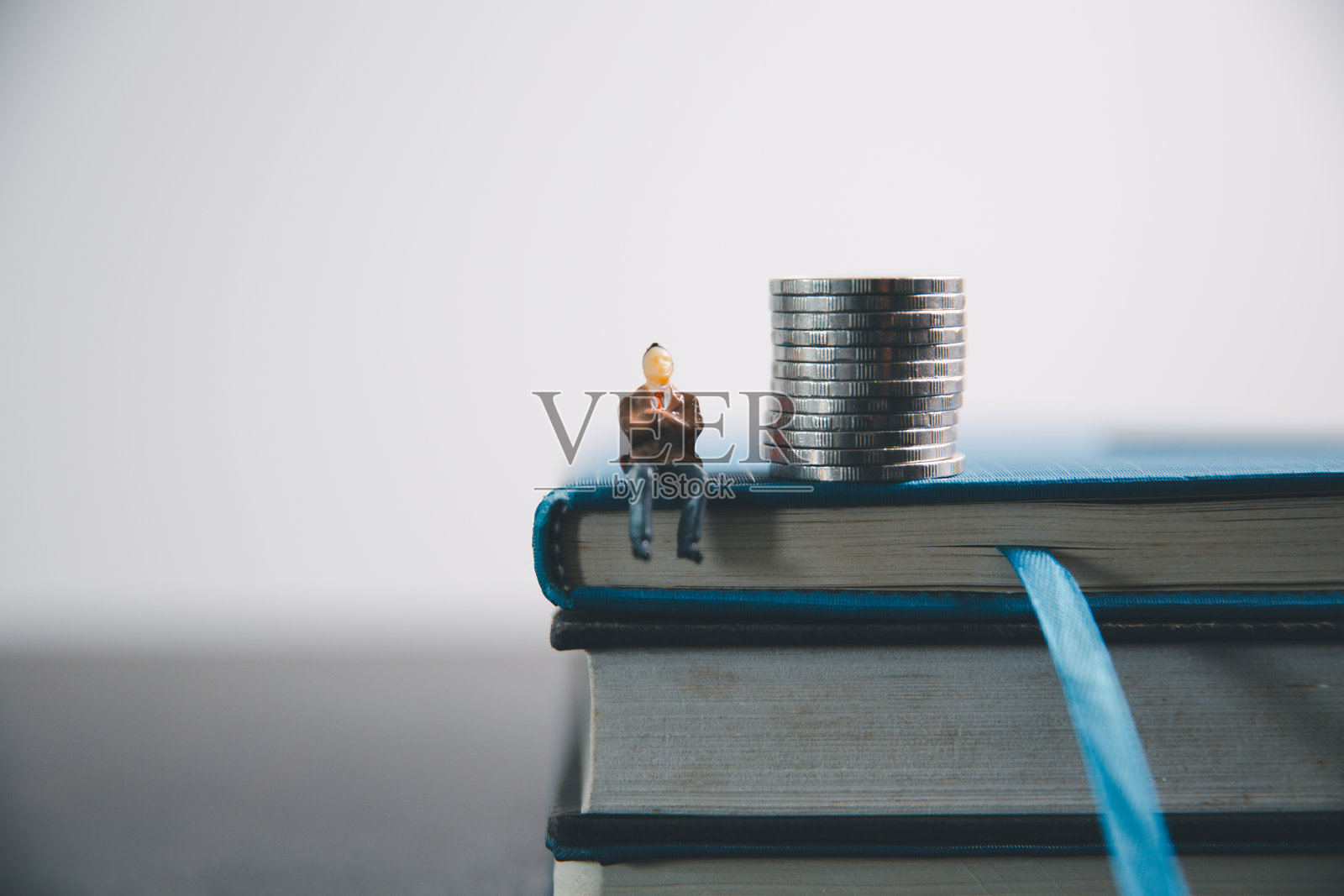 概念教育是商业创意奖学金,模糊背景下的全球化,帮助学生每月节省资金以在大学学习和学习,顾问节省涉及书籍和财务横幅。照片摄影图片