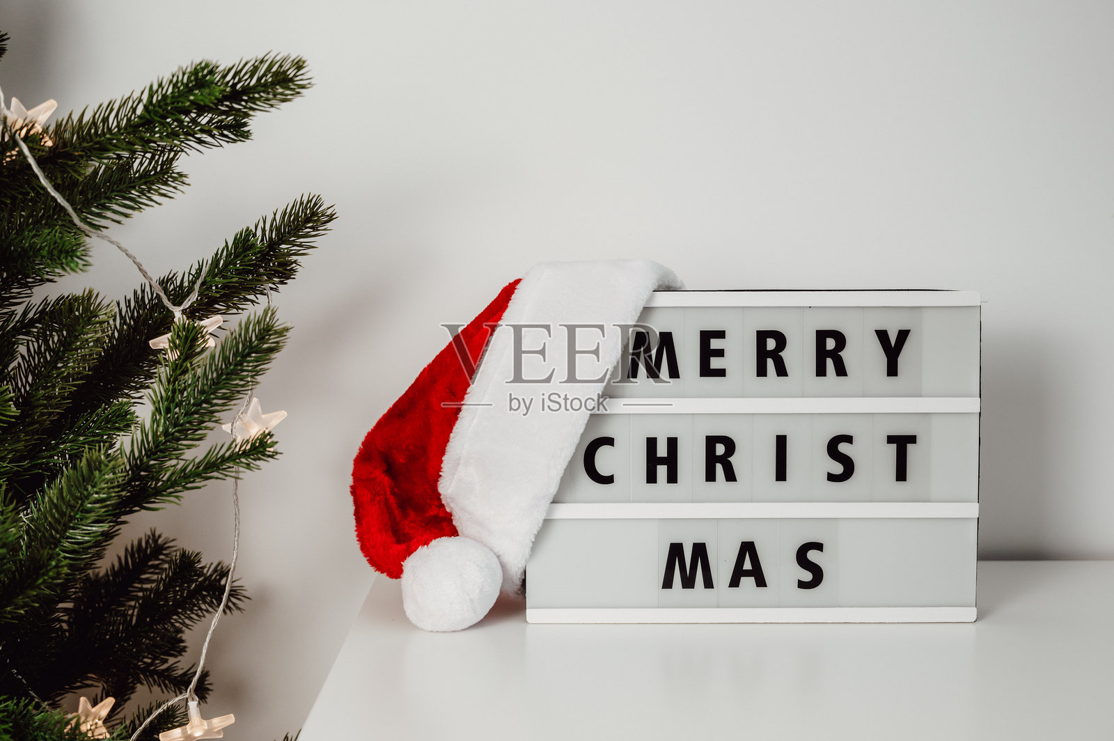 节日简约背景,带有灯箱和“圣诞快乐”字样照片摄影图片