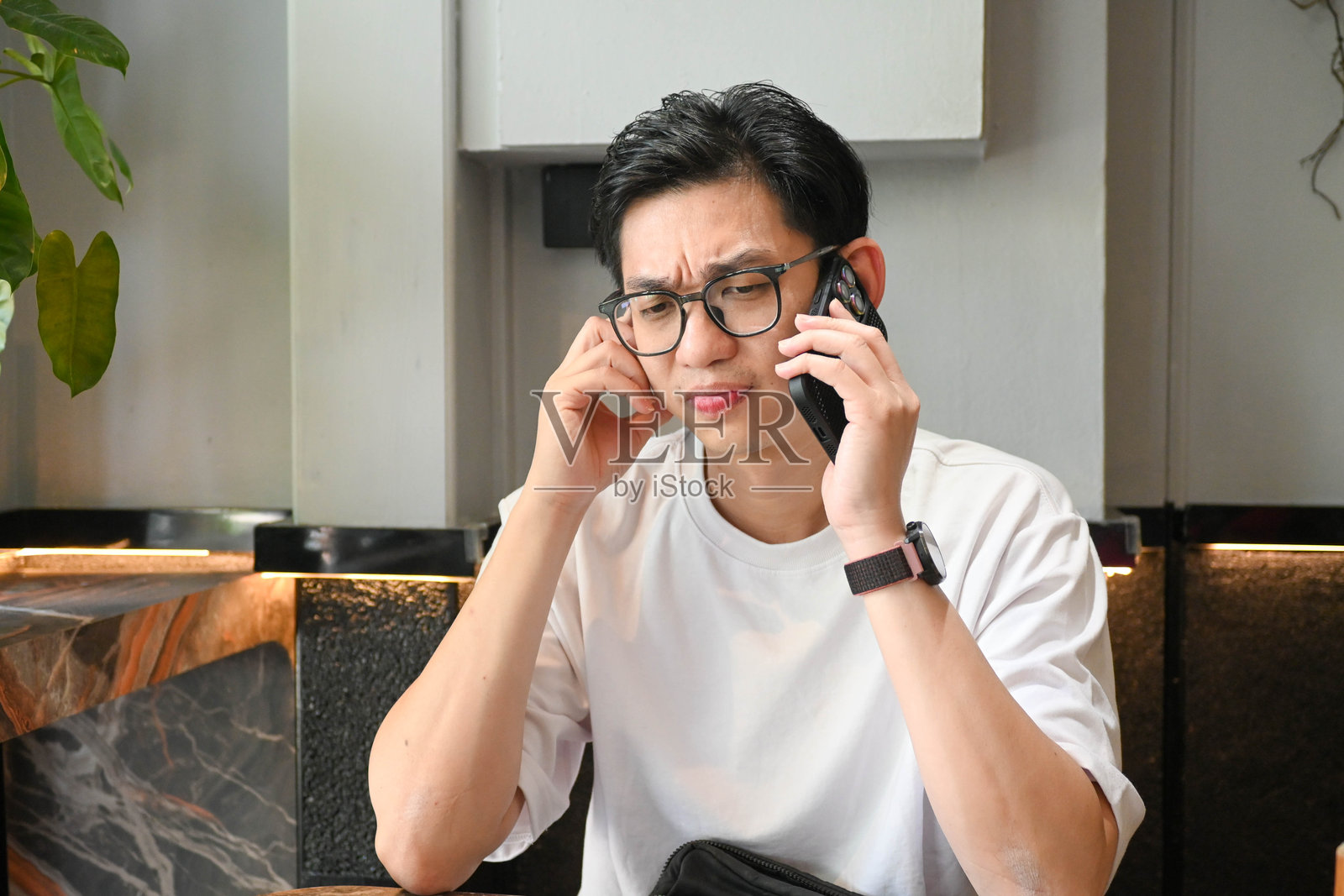 紧张的对话:年轻男子在电话中表达担忧照片摄影图片