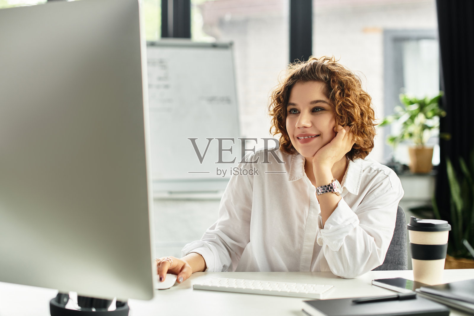 年轻女商人在明亮的现代办公室专注于工作照片摄影图片