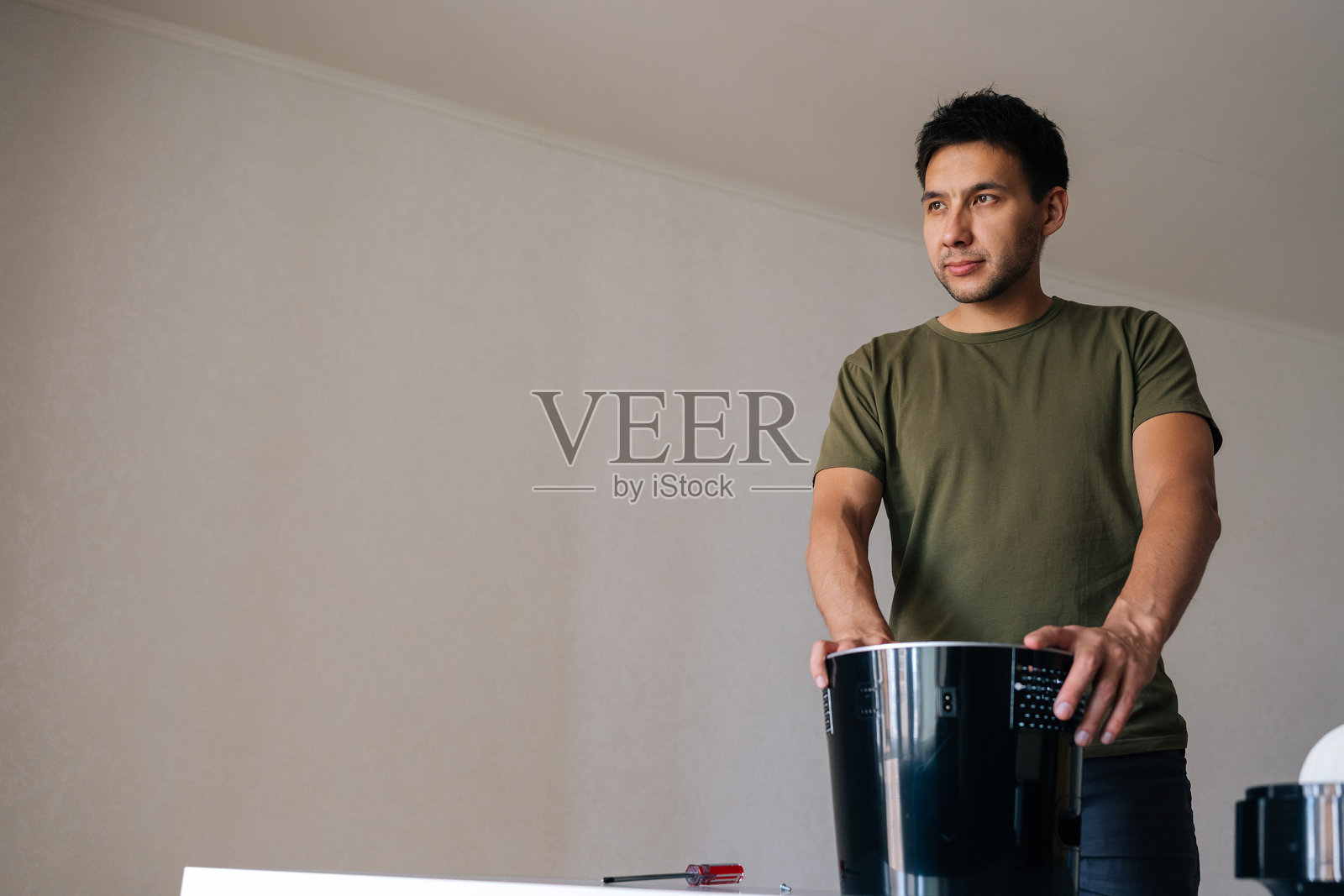 专业技术人员修理便携式空气加湿器,维护电气组件以优化家庭空气质量和个人健康。照片摄影图片