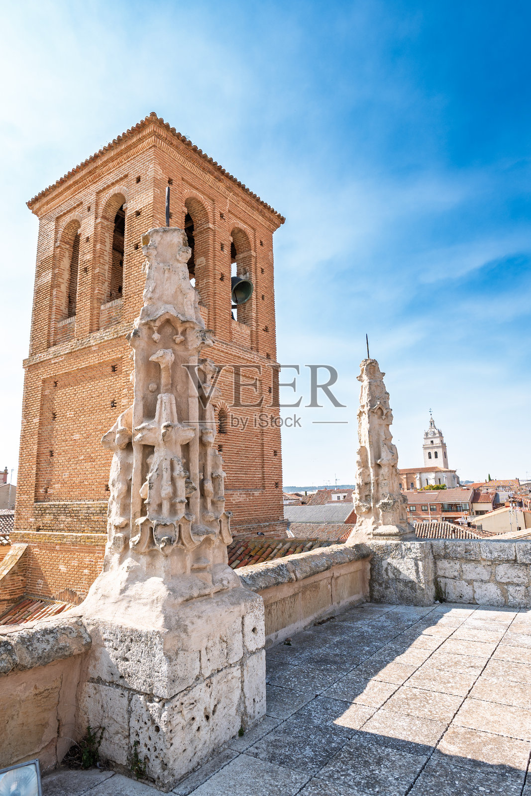 西班牙托尔德西利亚,历史悠久的小镇全景,传统建筑、屋顶和乡村风光在开阔的天空下。照片摄影图片